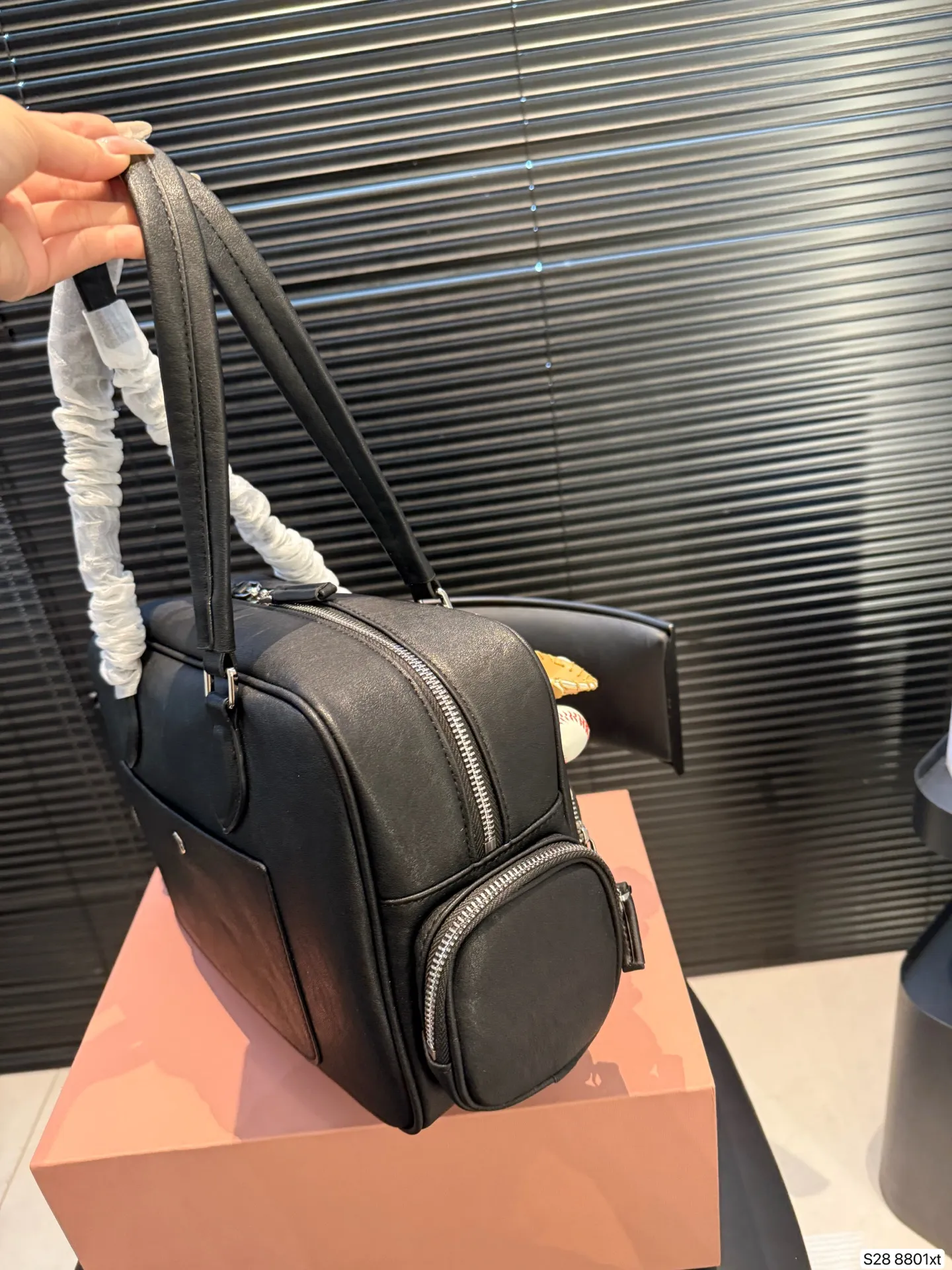 P190 配折叠盒 miumiu保龄球/公文包 可手拎也可斜挎! 出场就是miumiu小公主! 尺寸30 20 货号8801