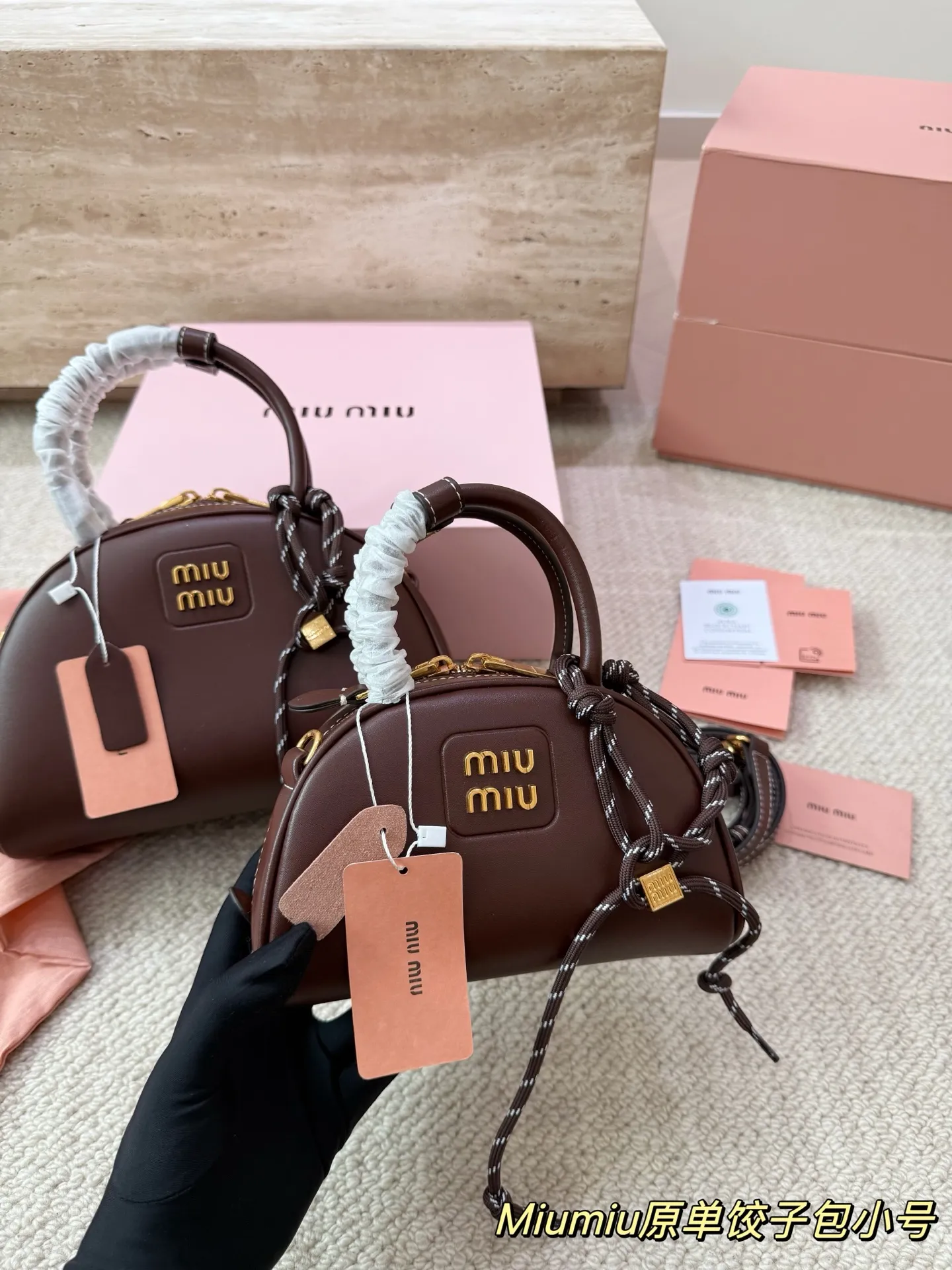 P180 P160 配挂件配盒 size:21 12cm 18 10cm 可盐可甜的 MiuMiu 女孩 miumiu wander半月包饺子包 好搭 什么风格都能驾驭 材质很柔软 容量也非常OK 复古俏皮的hobo包型 是近期几乎天天拿出门的包包!