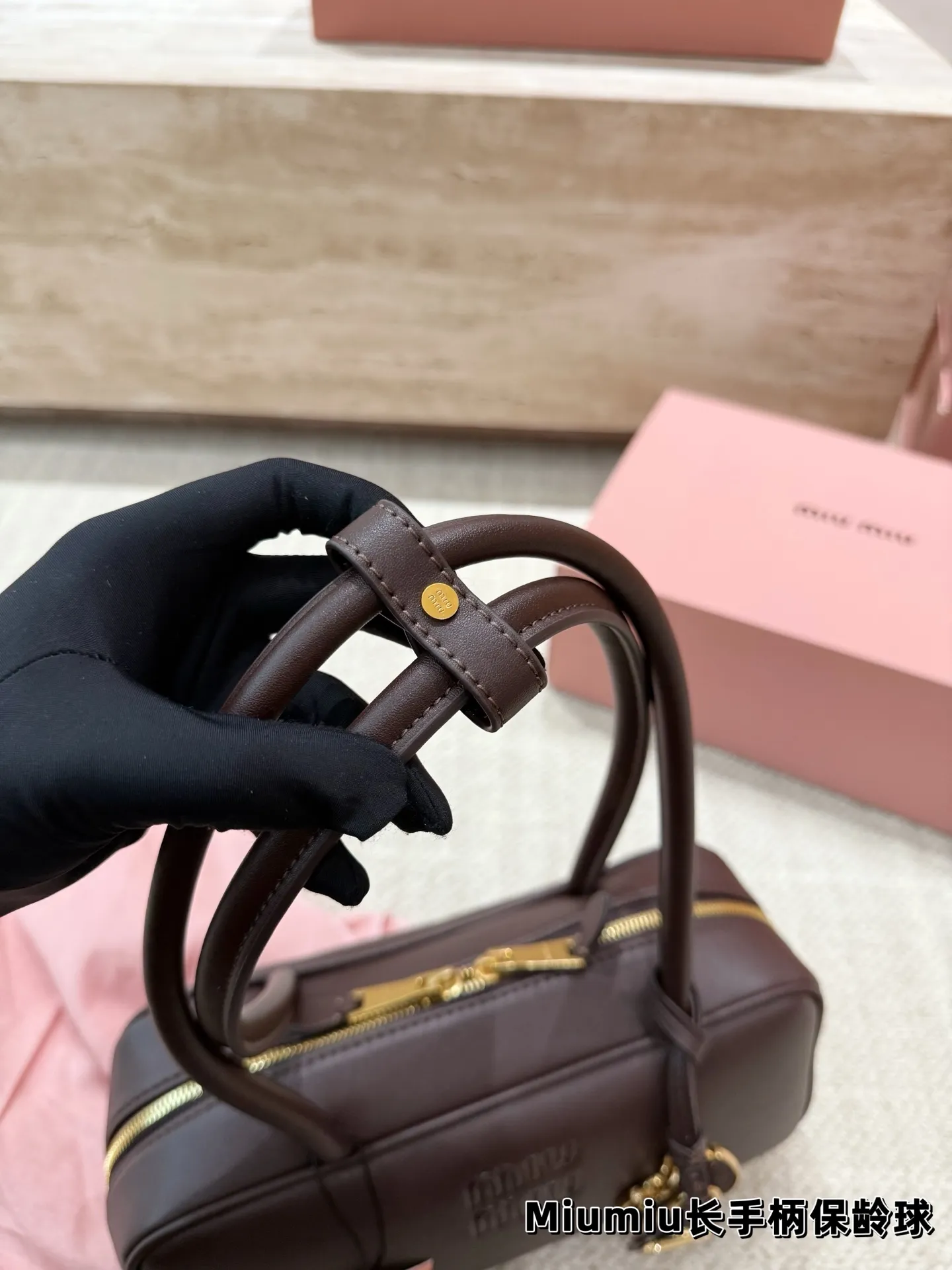 P220 配挂件 size:27.12cm miumiu保龄球长手柄 对版面料 皮质光滑细腻柔软, 棉质缎面衬里。 背起来都很nice 哦 可手拎也可斜挎! 出场就是miumiu小公主!