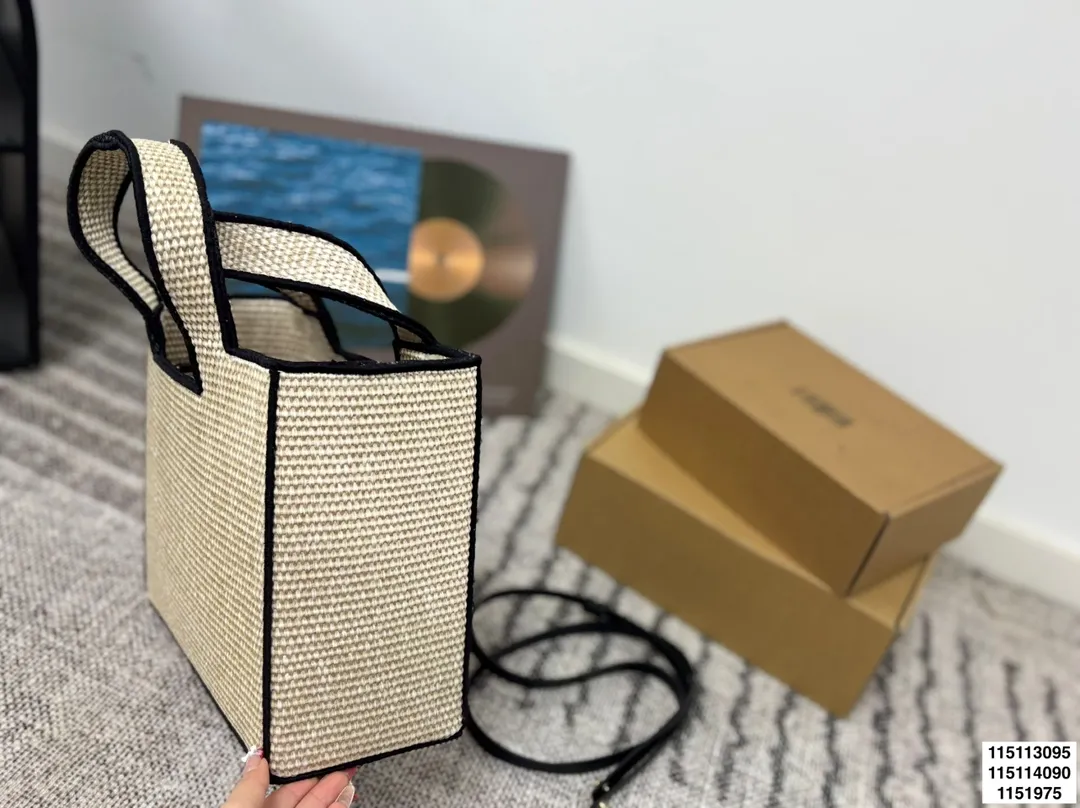p125 p120 p115无盒 罗意威编织托特包 Paulas's 1biza 夏日海岛系列推出了草编托特包包巧妙融合了托特的商务之前线条和草编的夏日风情,加上Loewe粗体大logo 真的很难不爱 尺寸30.22/24.17/20.13