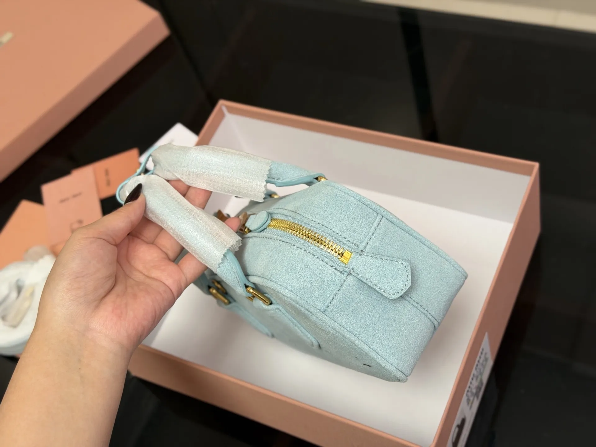 &yen;200 升级版配盒 size：23*12cm miumiu保龄球 新尺寸‼️ 很难不爱啊啊！ 这个尺寸很难不动心哦！ 可手拎也可斜挎 容量足足的~~ 出场就是miumiu小公主！