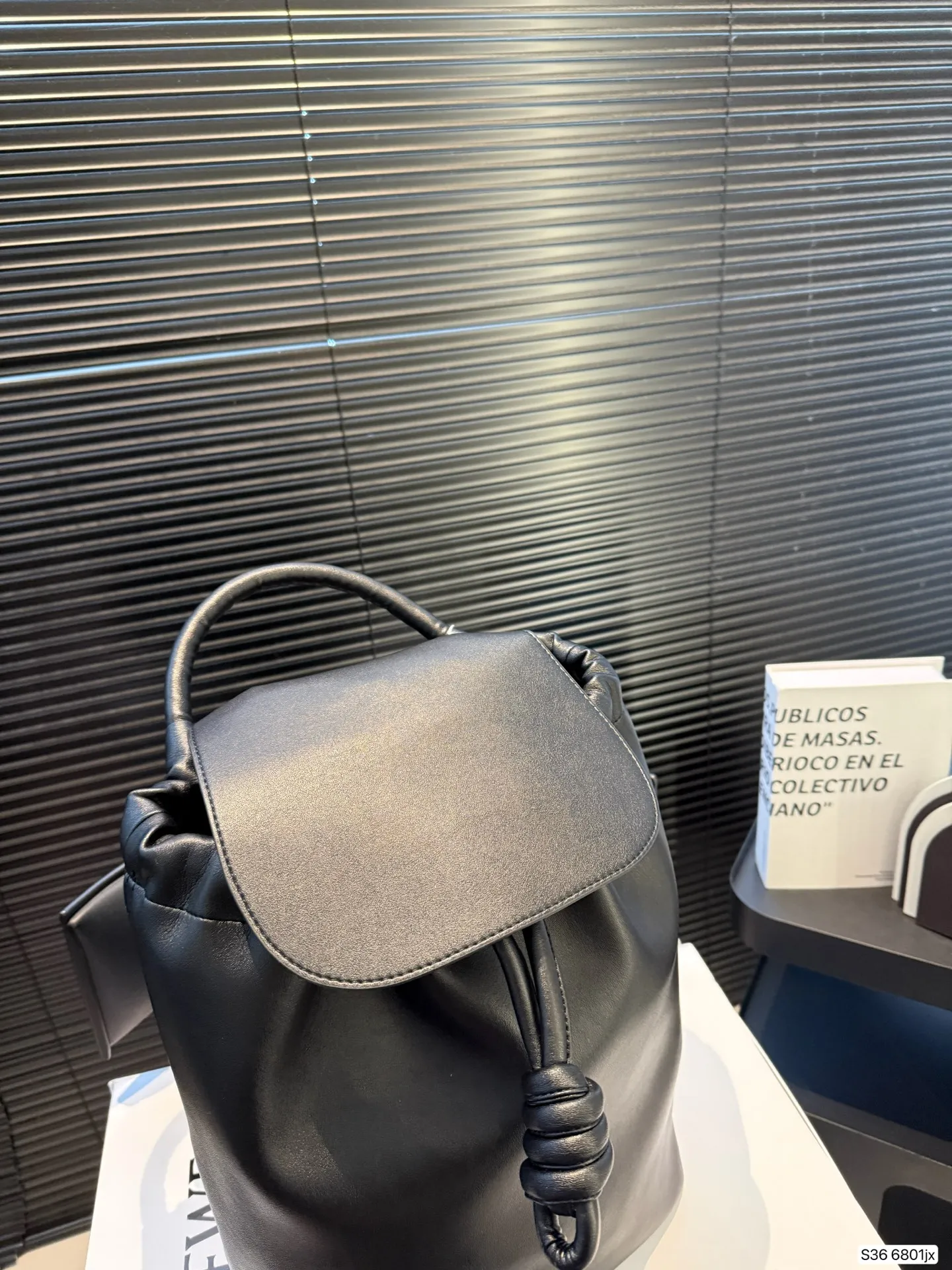 P230 配折叠盒罗意威双肩 Flamenco 背包自带复古千禧流线型实用日常设计,非正式学院风preppy style在风格上更加复古、休闲、实穿 #罗意威 #PreppyStyle #预科风 尺寸:25 33 货号6801