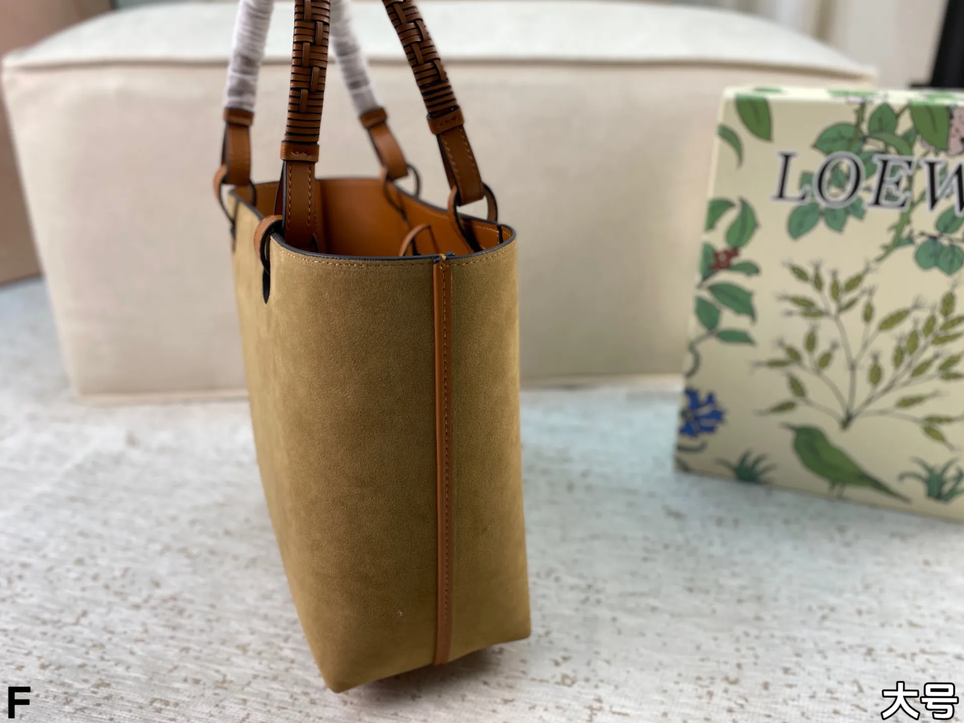 p165/p160 配盒🎁 罗意威Loewe anagram tote背上秒变时髦精 一只装得下全世界的托特 越背越香 能装且百搭不易变形 上班通勤或者日常搭配都很好!尺寸:27*25/23*22