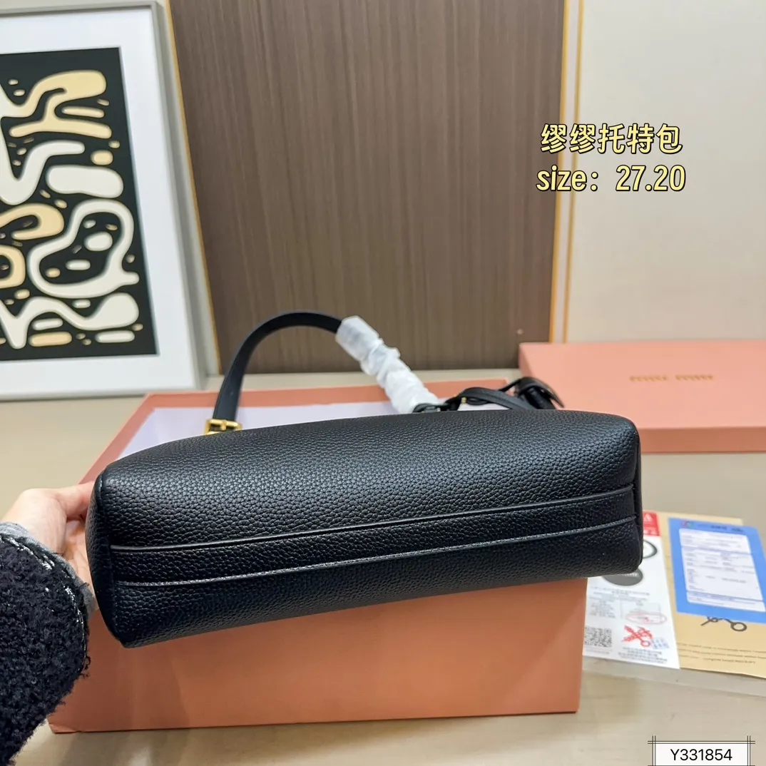 💰170 .配礼盒🎁. 缪缪MIUMIU 秋冬新款托特包 最火得miumiu 女孩.. 甜度刚刚好 很难不爱的 散发着复古的气息 背上它不仅是公主也是女王 小小的身体大大的容量 特别能装💯 尺寸:27.20