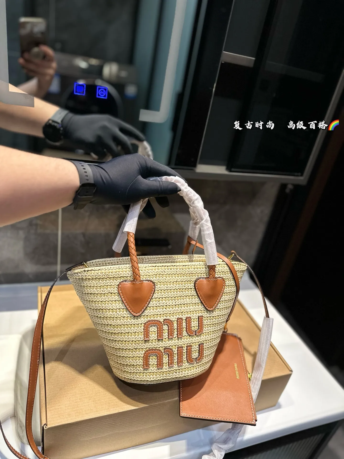 ❤️P145P135（礼盒包装）❤️ 缪缪MIUMIU 编织托特包 限定款hobo也太好看了 质感很高级 容量超级大也很耐用 日常出街背它回头率百分百 尺寸：大号24 26 小号16 18