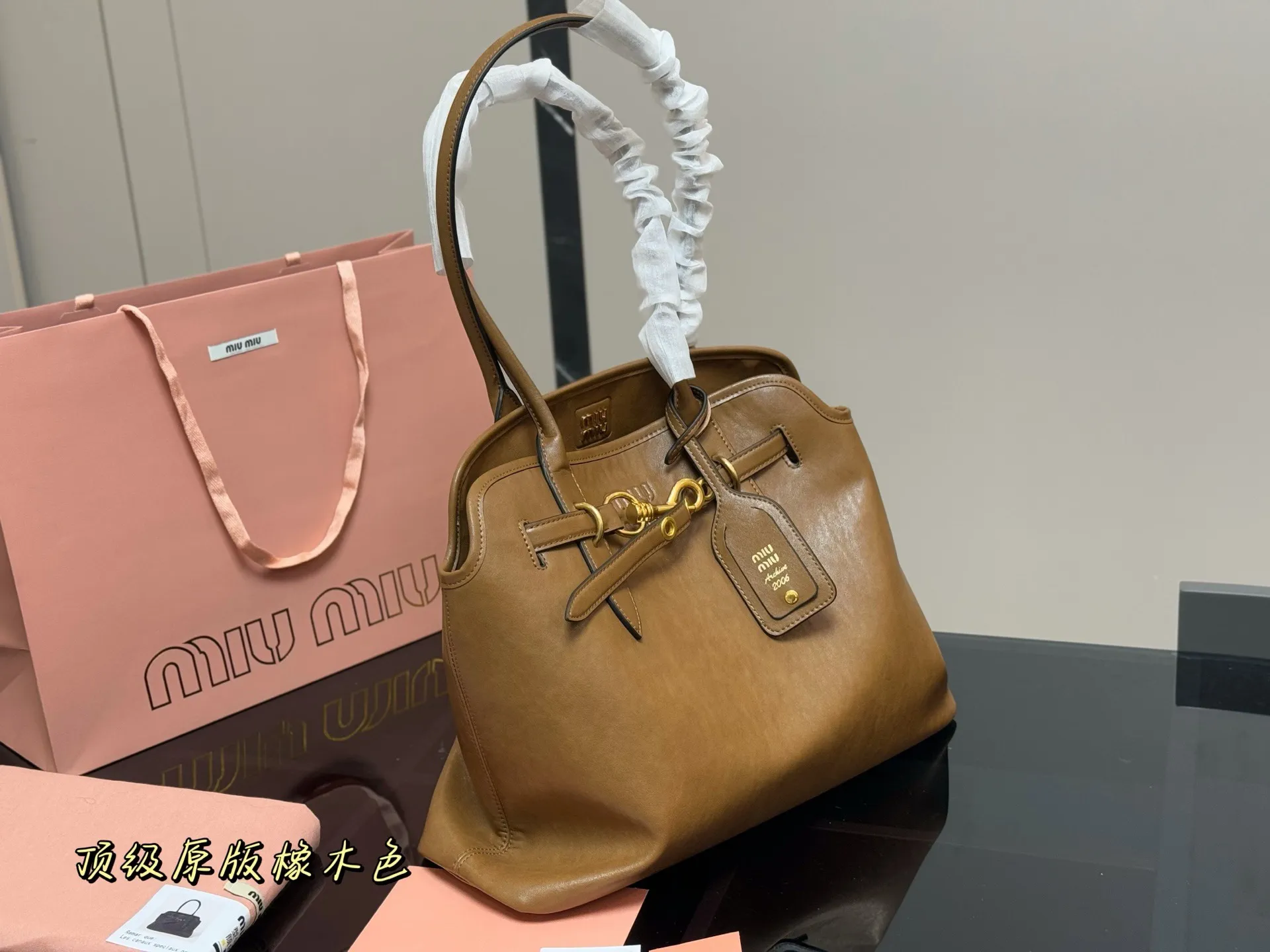 ¥235 原版 size:41.31cm miumiu 中古托特包包, 特别喜欢这个的设计! miumiu的坑真的好仙女好好看! 真的很有质感! 可斜挎可手拿可单肩, 日常约会出行简单好搭配。