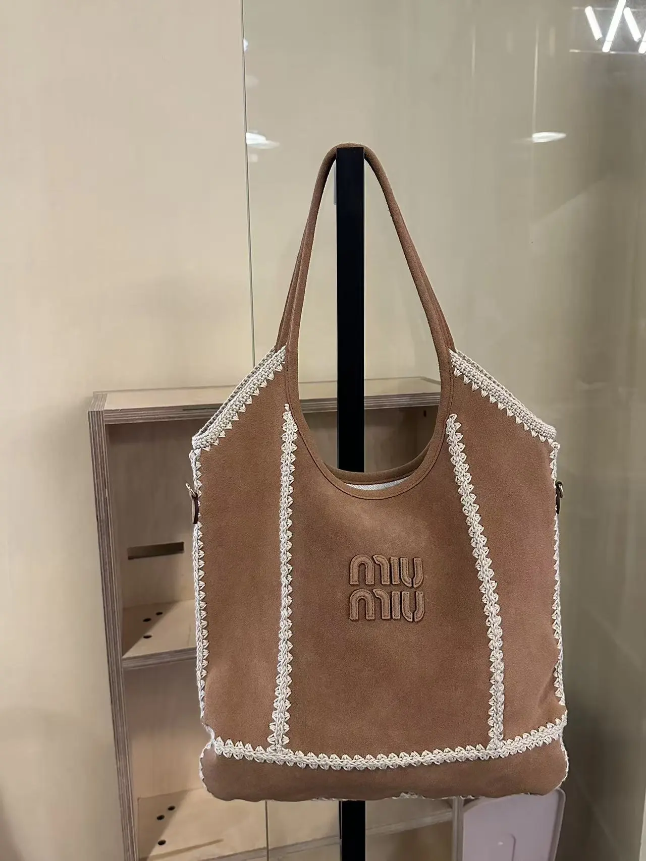 预售款💰288包邮❗ 【细节实拍】Mi* Mi*又双叒叕放大招~这次新款鹿皮包袋美到犯规 将柔软的鹿皮与精致的勾针工艺巧妙融合 堪称玩趣肌理与慵懒美学的经常碰撞 触感轻轻一摸细腻的不像话 勾线部分更是设计的绝绝子 intrcate的针法勾勒出别图案 细节里满是匠心巧思 这次推出的Wender跟ivy都是经典包型 实用性拉满💯 尺寸:35×40cm ❌不退不换慎重下单❌