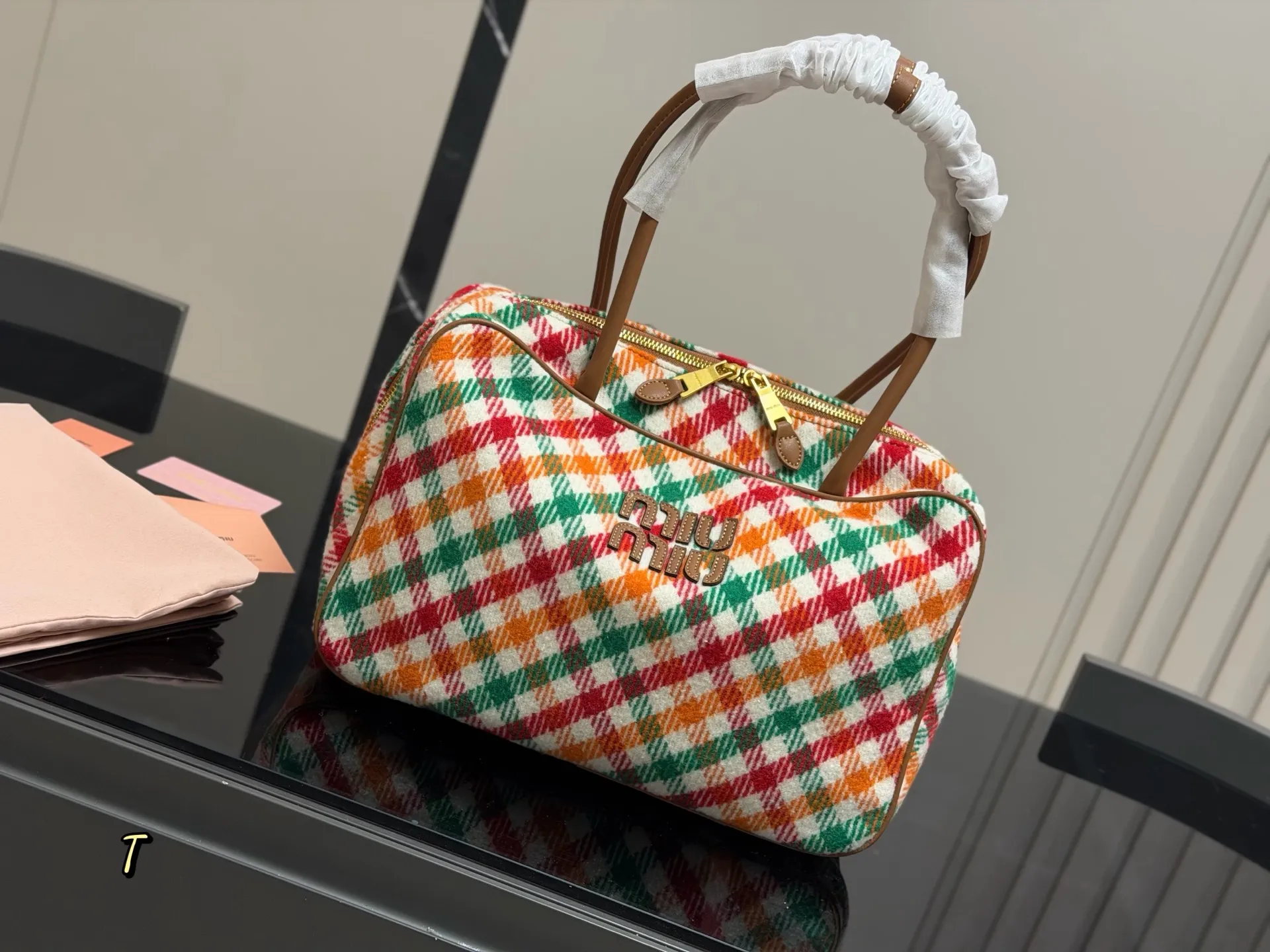 &yen;170 无盒 size：35*22cm miumiu保龄球/公文包/ 采用小牛皮 皮质光滑细腻柔软， 棉质缎面衬里。 背起来都很nice 哦 可手拎也可斜挎！ 出场就是miumiu小公主！