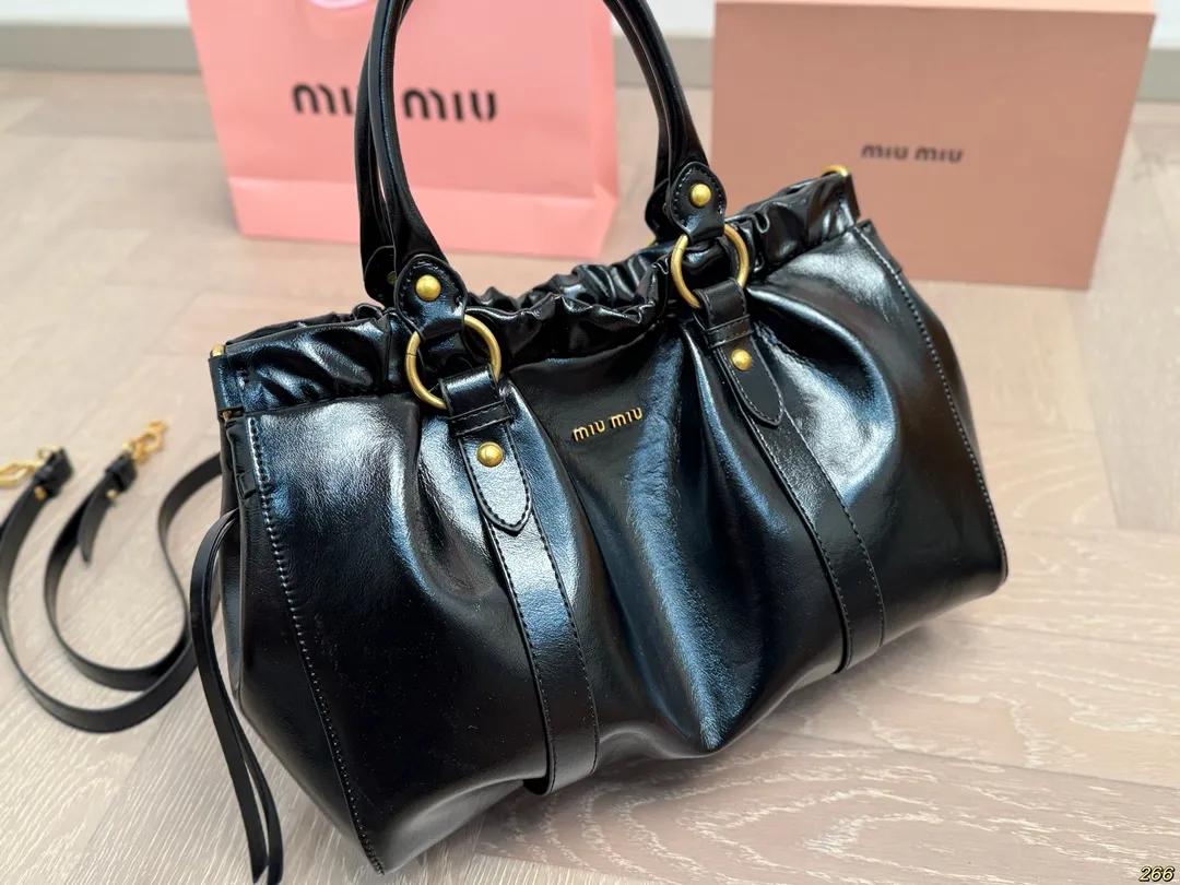 ¥190 缪缪MIUMIU手提包 旅行出差旅游带它超方便 超级抢眼 爱了爱了 真是叫人无法抗拒 又美又能装! 尺寸33 23