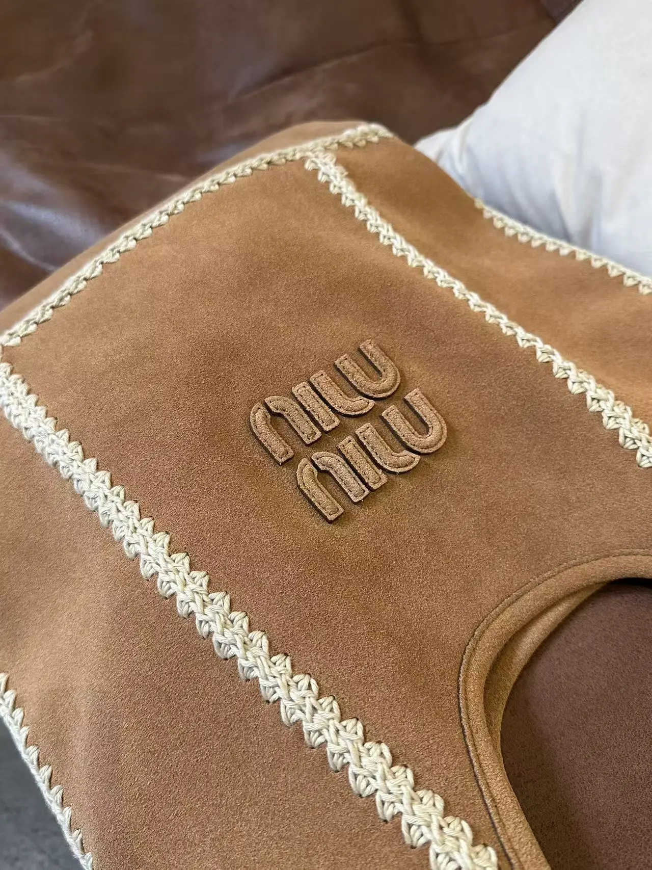 预售款💰288包邮❗ 【细节实拍】Mi* Mi*又双叒叕放大招~这次新款鹿皮包袋美到犯规 将柔软的鹿皮与精致的勾针工艺巧妙融合 堪称玩趣肌理与慵懒美学的经常碰撞 触感轻轻一摸细腻的不像话 勾线部分更是设计的绝绝子 intrcate的针法勾勒出别图案 细节里满是匠心巧思 这次推出的Wender跟ivy都是经典包型 实用性拉满💯 尺寸:35×40cm ❌不退不换慎重下单❌