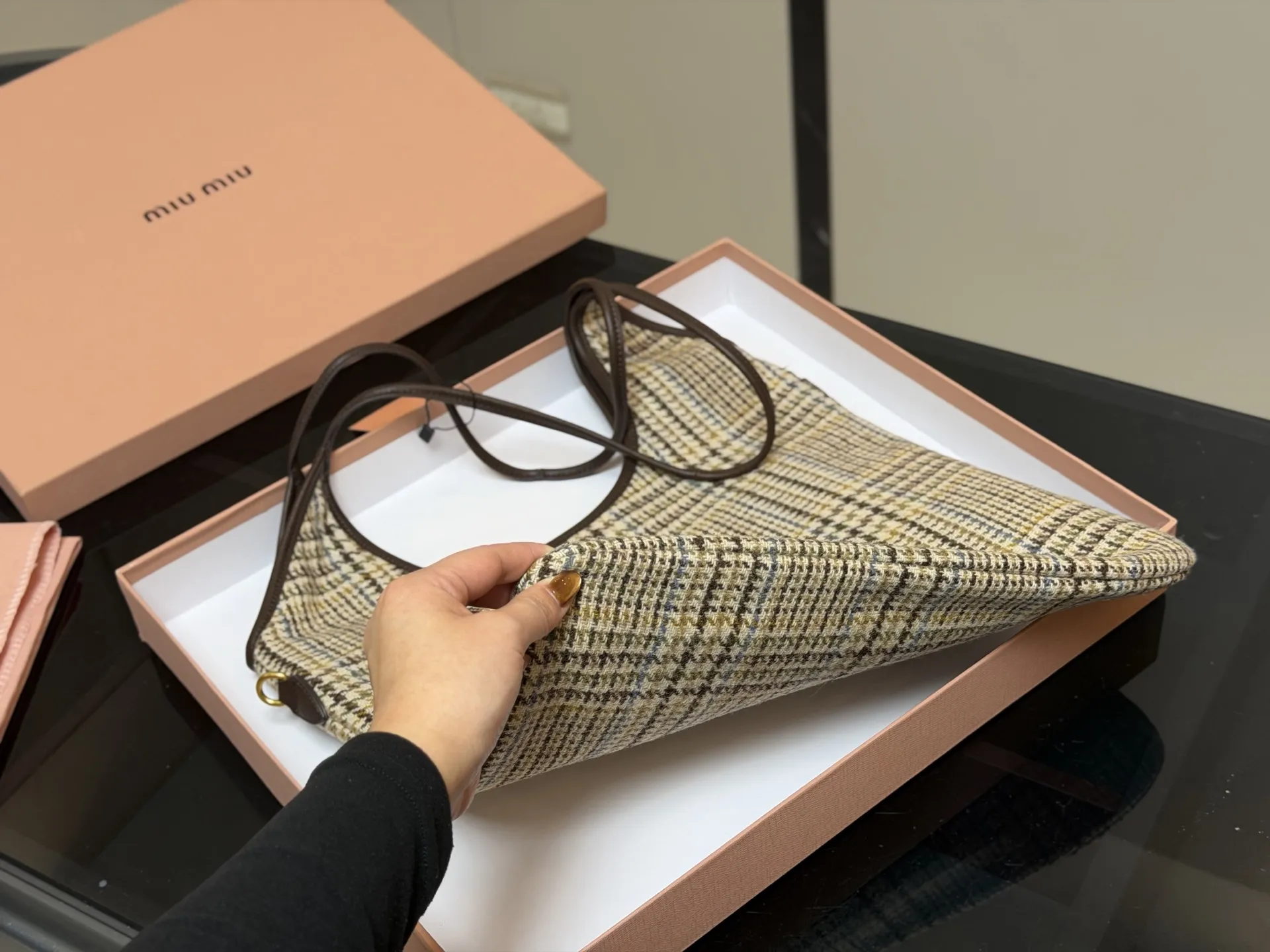 ¥190 全套包装 size:35*34cm miumiu新款托特tote 今年的风刮的太猛了 老多爆款了! 这款的版型也太好看了吧! miumiu准备承包我的夏天吗