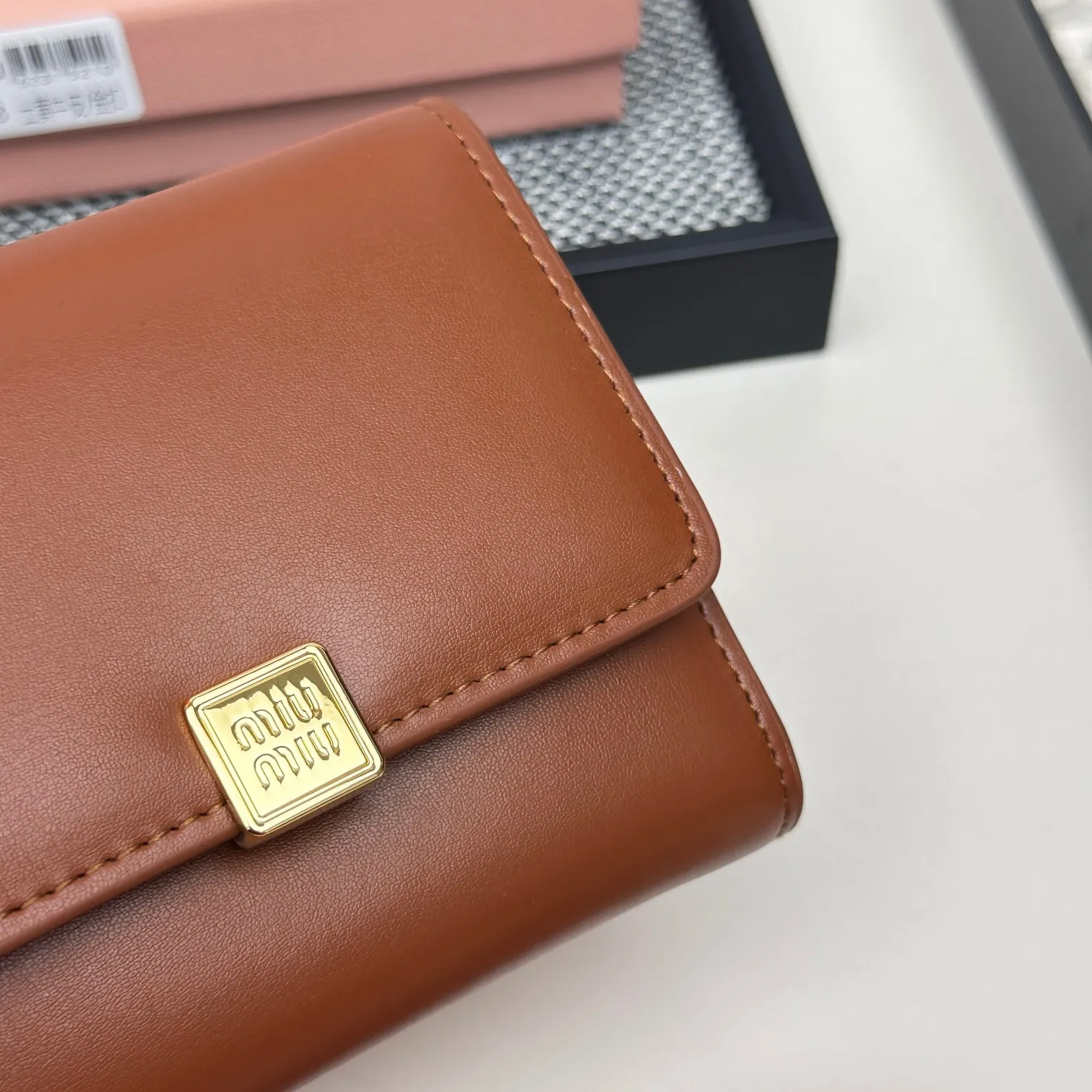 💰115包邮❗ 编号：508 品牌：miu miu 颜色：黑色 粉色 蓝色 红色 棕色 尺寸： 11*8.5*2 说明: miumiu专柜最新款火爆登场！采用头层小羊皮，做工精致， 金属五金Logo 媲美专柜！多功能小钱包卡包，内隔丰富，超级实用！三折钱包卡包👛