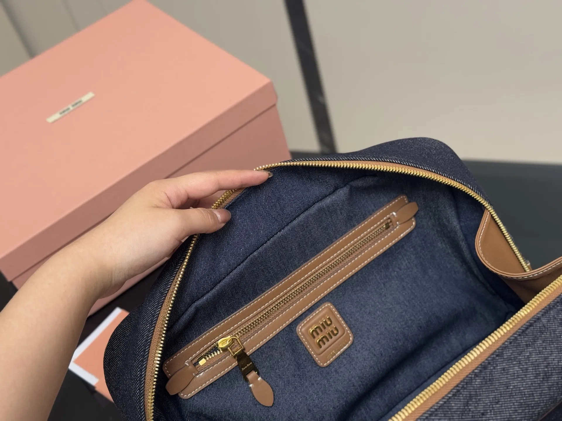 ¥195 无盒 size:35*22cm miumiu保龄球/公文包/ Miu又来抢钱了新款帆布公文包 来咯 ! 背起来都很nice 哦 可手拎也可斜挎! 出场就是miumiu小公主!