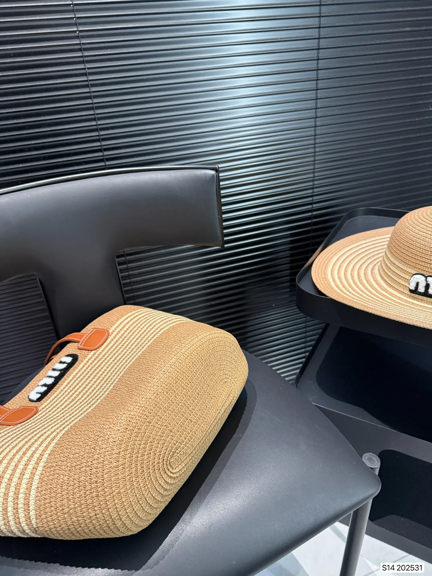 P120 缪缪miumiu 编织包➕编织帽组合 夏季新款草编包Basket Bag 菜篮子 编织拼皮购物袋沙滩🏖️度假⛱️手提包。尺寸26 29 货号202531