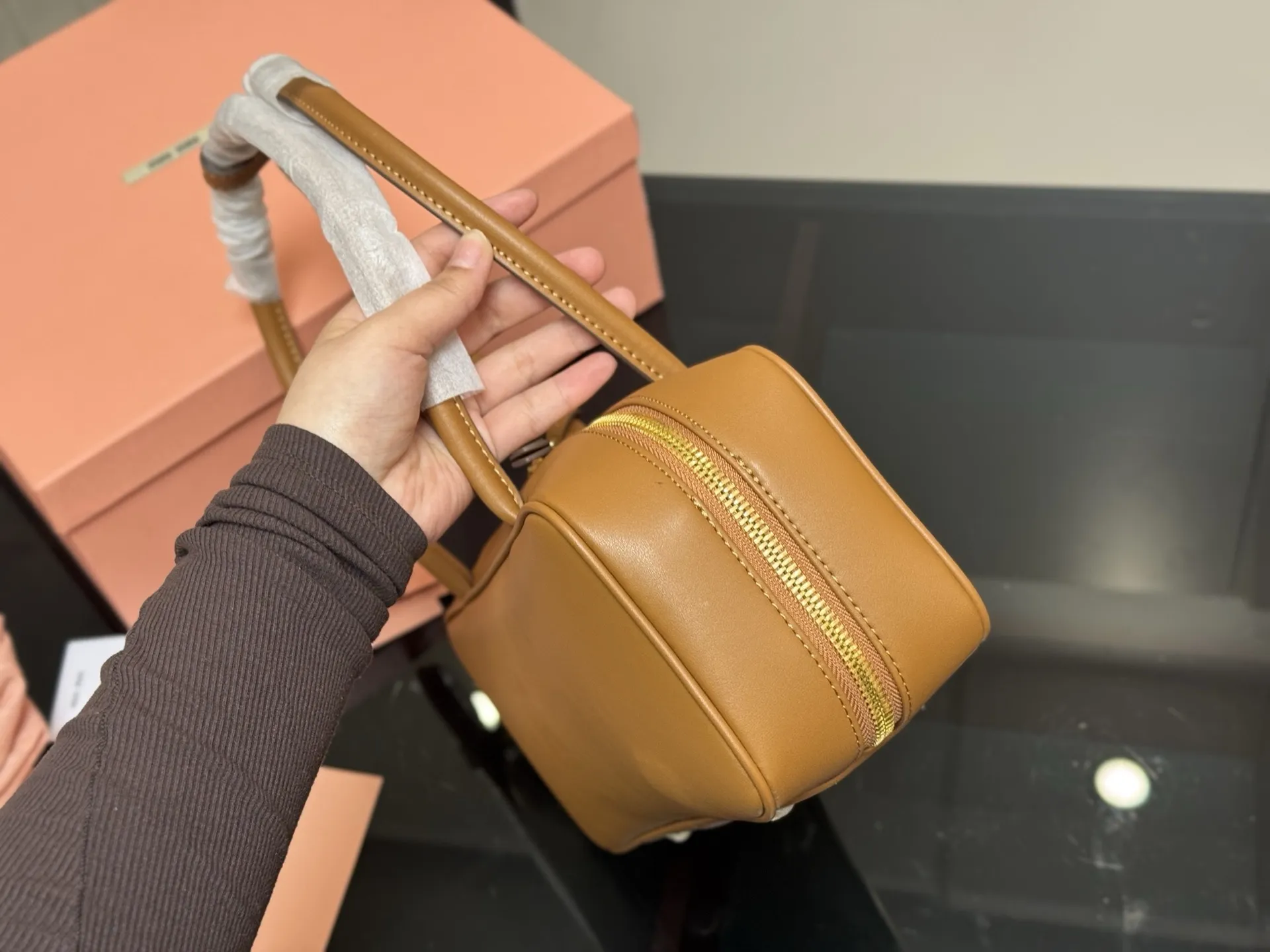 ¥215 升级版配盒 size:28*13cm miumiu保龄球/公文包/ 包包甜度刚好! 很难不爱啊啊! 可手拎也可斜挎 绝对不是小废包哦!容量足足的~~ 出场就是miumiu小公主!