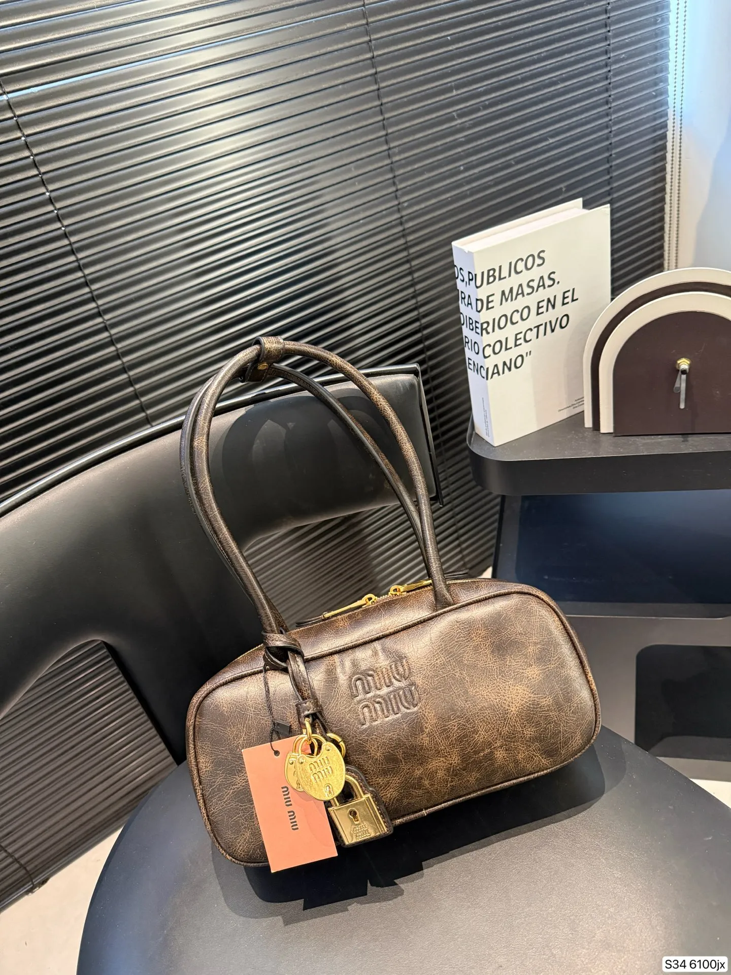 P220 缪缪MIUMIU 保龄球手提包 轻轻松松高级感 包包手感巨好容量也很不赖 简单却又不失华丽 不要觉得会炸眼太高调了什么的 根本不会! 在你的精简穿搭上简直就是点睛之笔 尺寸:27 12 货号6100