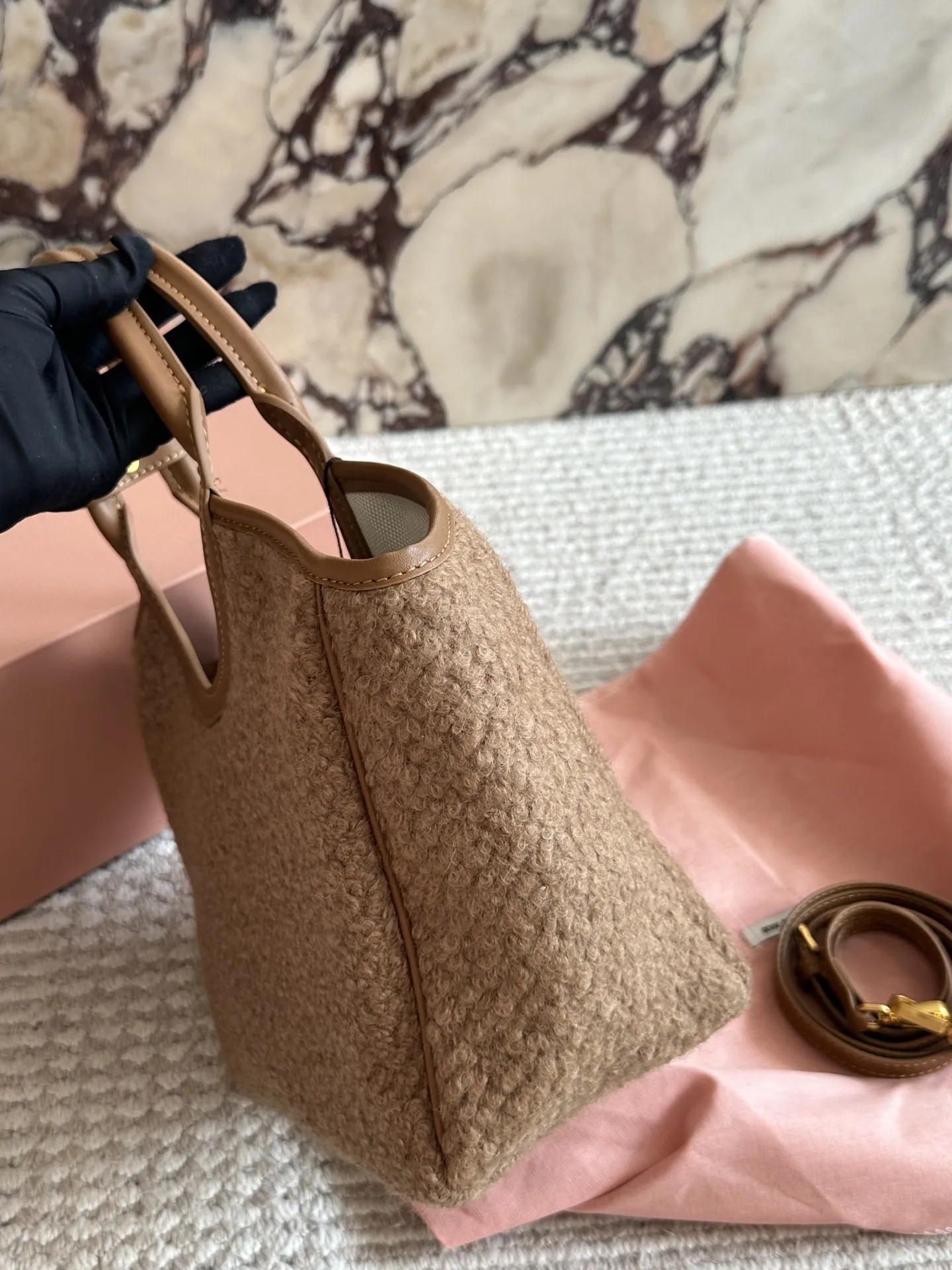 p190 miumiu限定款托特包 简单又好看 miumiu而且超级实用， #miumiu新款包包 尺寸小号 22 17cm