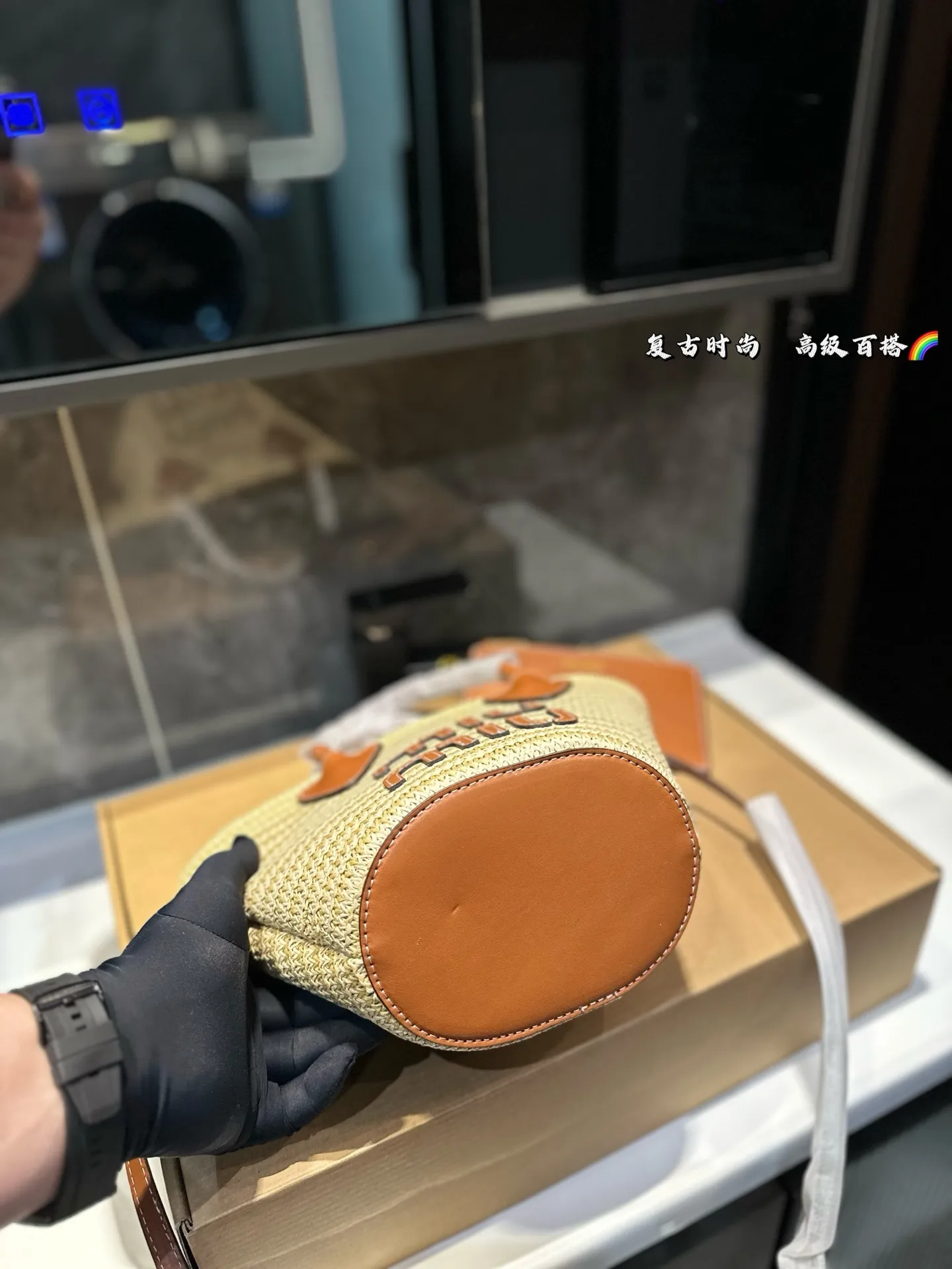 ❤️P145P135(礼盒包装)❤️ 缪缪MIUMIU 编织托特包 限定款hobo也太好看了 质感很高级 容量超级大也很耐用 日常出街背它回头率百分百 尺寸:大号24 26 小号16 18