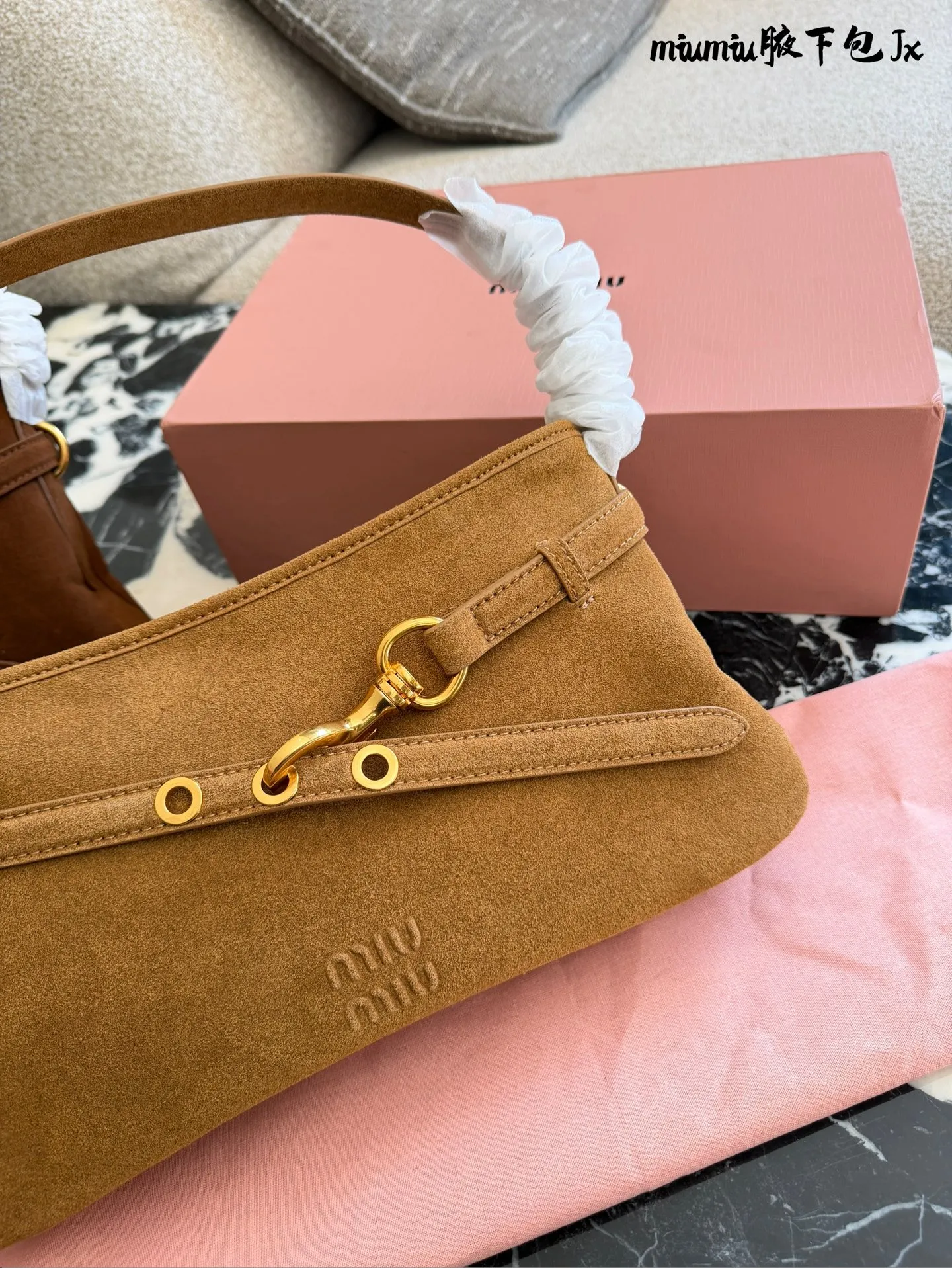 p240 缪缪miumiu新款aventure nappa腋下包 nappa 复古腋下包 又是一个爆款预测!! 33cm配盒子
