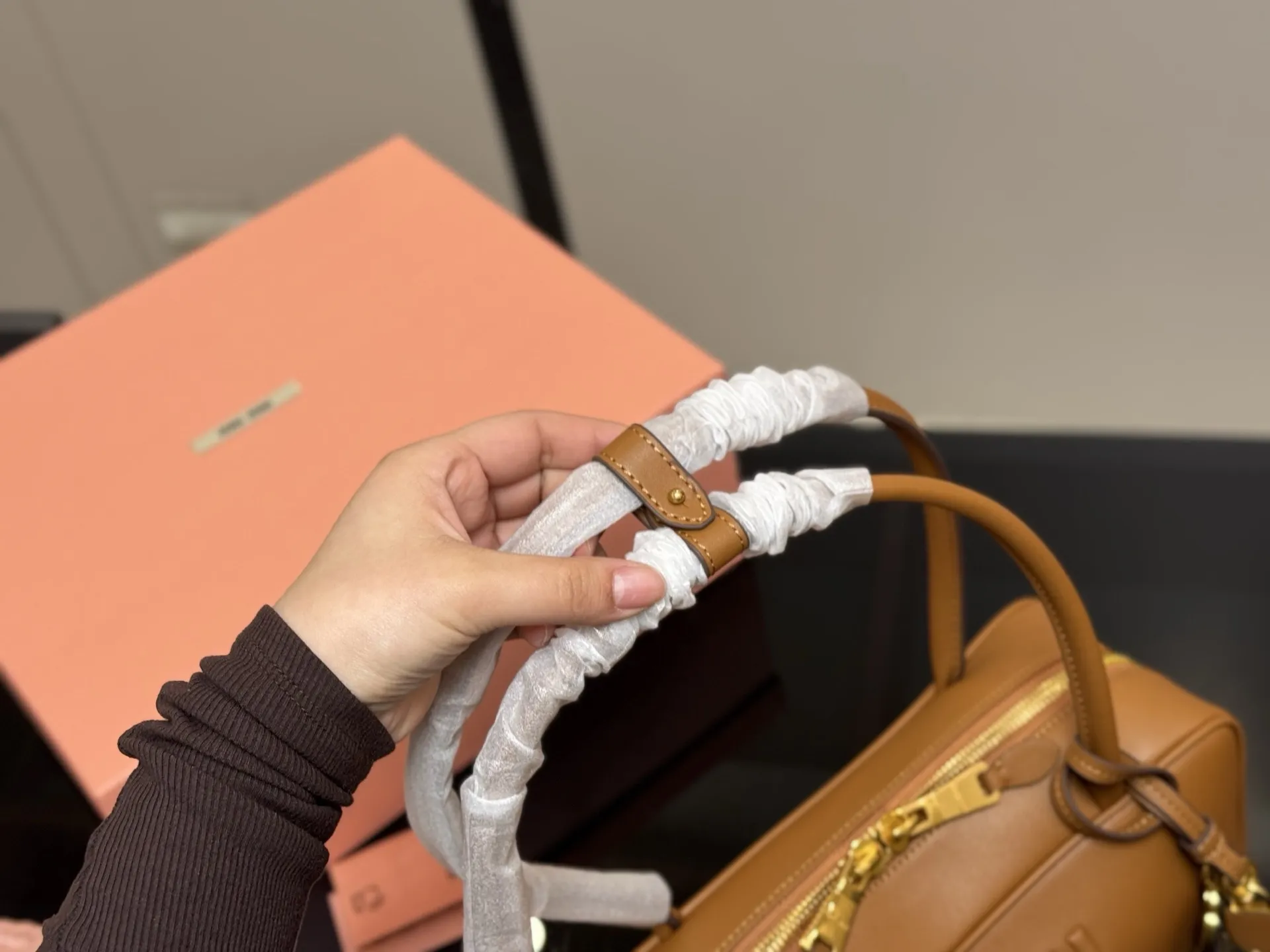 &yen;215 升级版配盒 size：28*13cm miumiu保龄球/公文包/ 包包甜度刚好！ 很难不爱啊啊！ 可手拎也可斜挎 绝对不是小废包哦!容量足足的~~ 出场就是miumiu小公主！