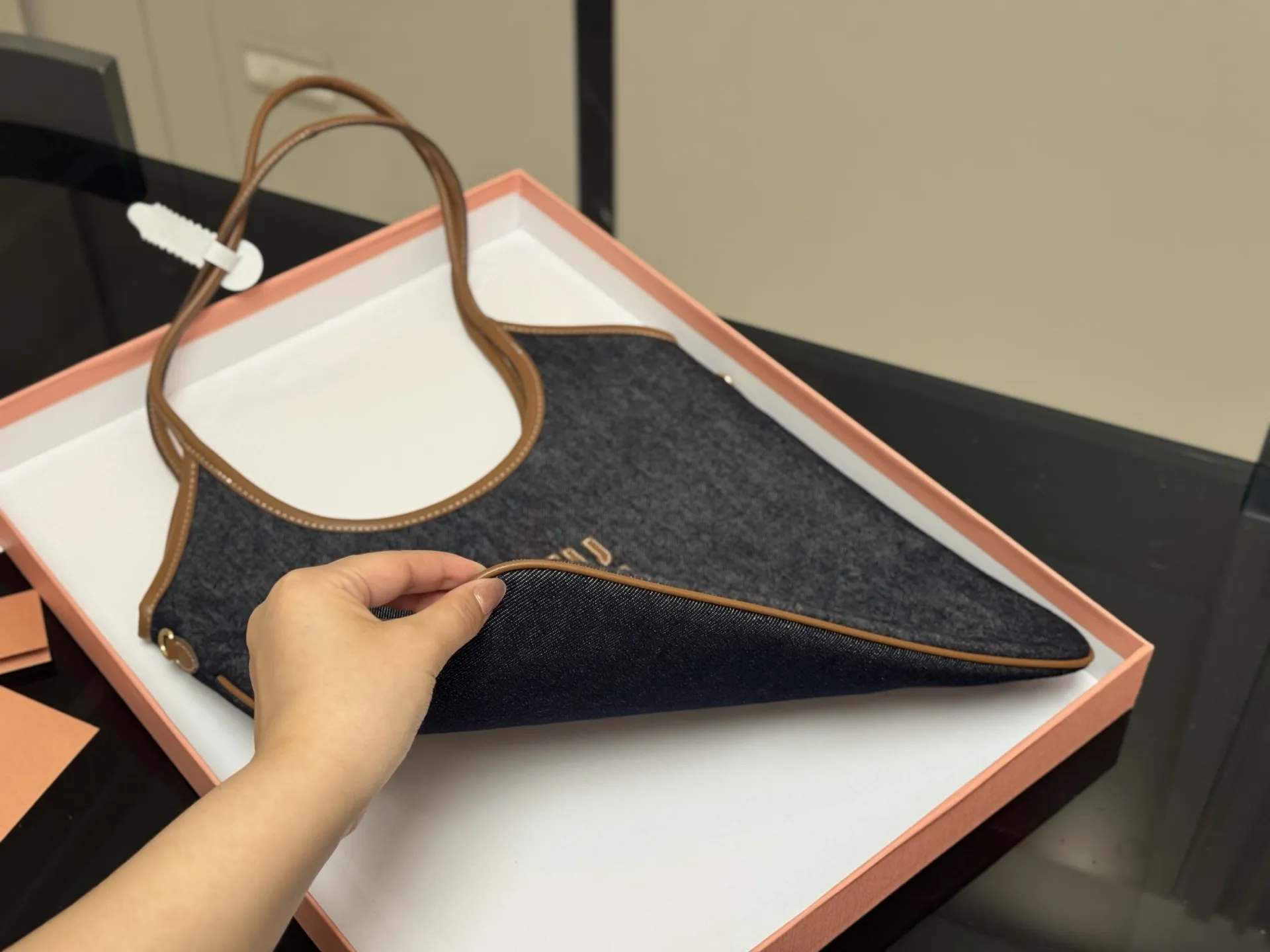 &yen;185 全套包装 size：35*34cm miumiu新款托特tote 今年的风刮的太猛了 老多爆款了！ 这款的版型也太好看了吧！ miumiu准备承包我的夏天吗