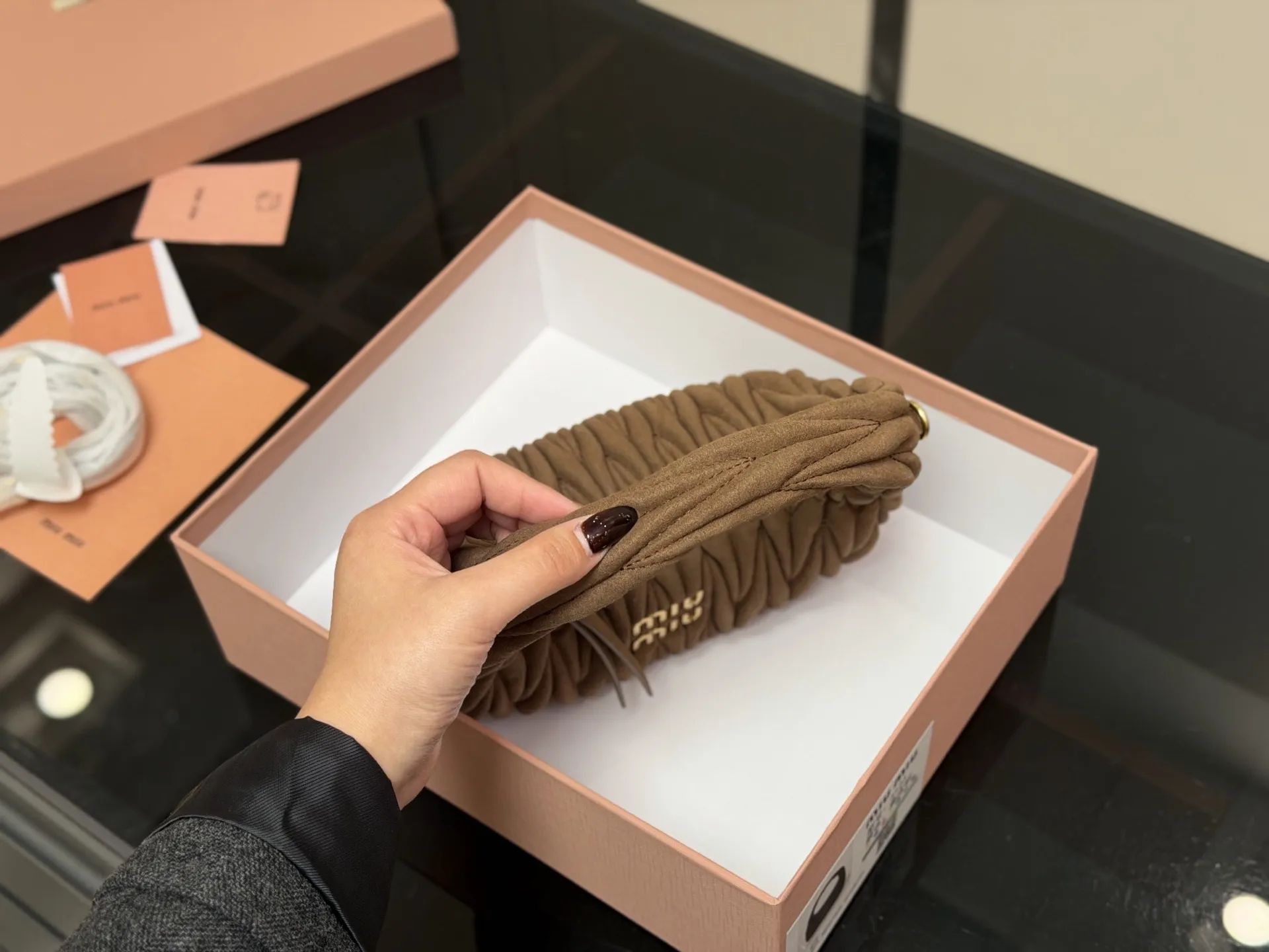 ¥170 配盒 size:22*11cm 可盐可甜的 MiuMiu 女孩 miumiu wander包包 好搭 什么风格都能驾驭 材质很柔软 容量也非常OK 复古俏皮的hobo包型 是近期几乎天天拿出门的包包!