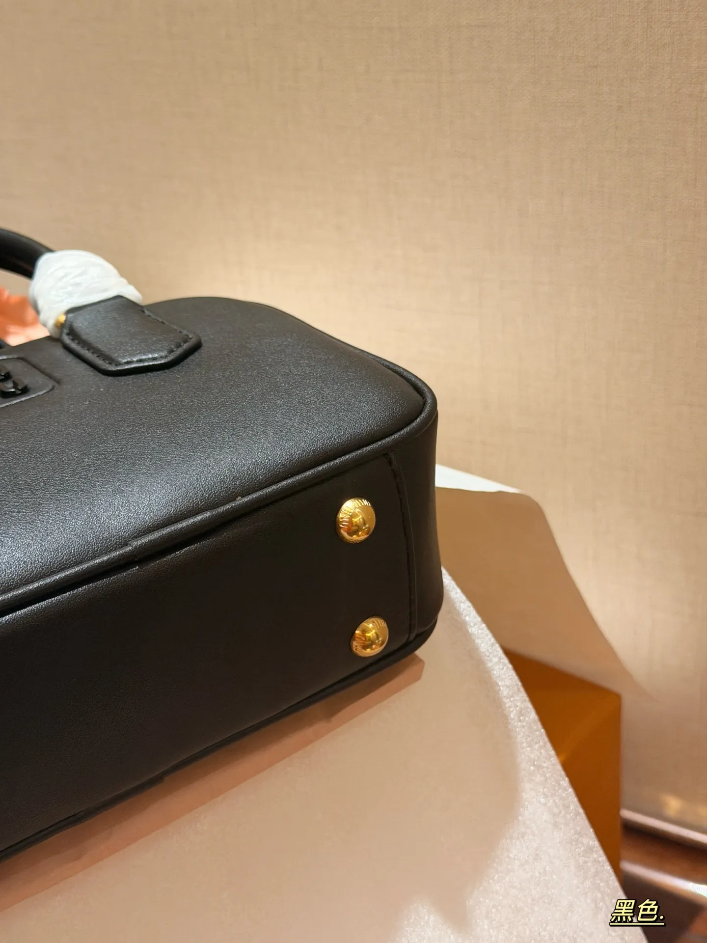 💰190 升级版配盒 size：20*14cm miumiu保龄球/公文包/小方胖子 不要太高级，很高级~ 很难不爱啊啊！ 可手拎也可斜挎 绝对不是小废包哦!容量足足的~~ 出场就是miumiu小公主