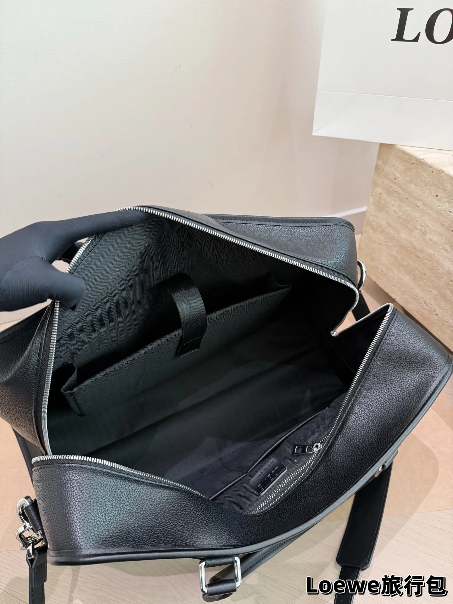 牛皮版本 P200 罗意威新款旅行包 机场包 Loewe Gova Small Backpack 罗意威新款旅行包 男款背包 超热门背囊 Goya 系列机场包兴? 双向拉链开合背带 可自行调节长短新颖的设计时尚及实用性并存男女通用 size: 48 26cm #最爱的包包