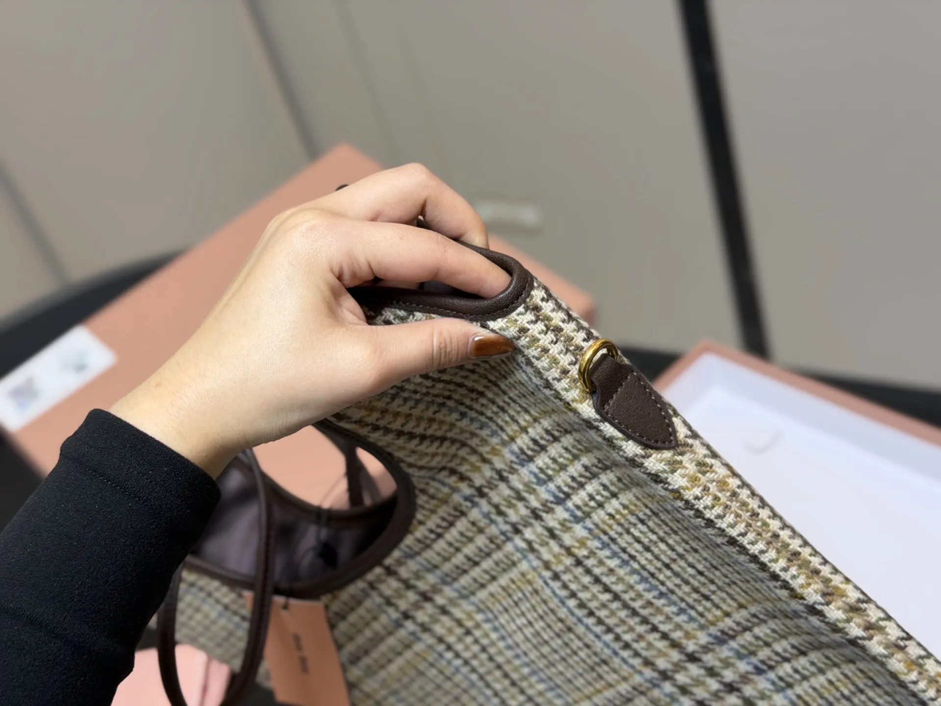 ¥190 全套包装 size:35*34cm miumiu新款托特tote 今年的风刮的太猛了 老多爆款了! 这款的版型也太好看了吧! miumiu准备承包我的夏天吗