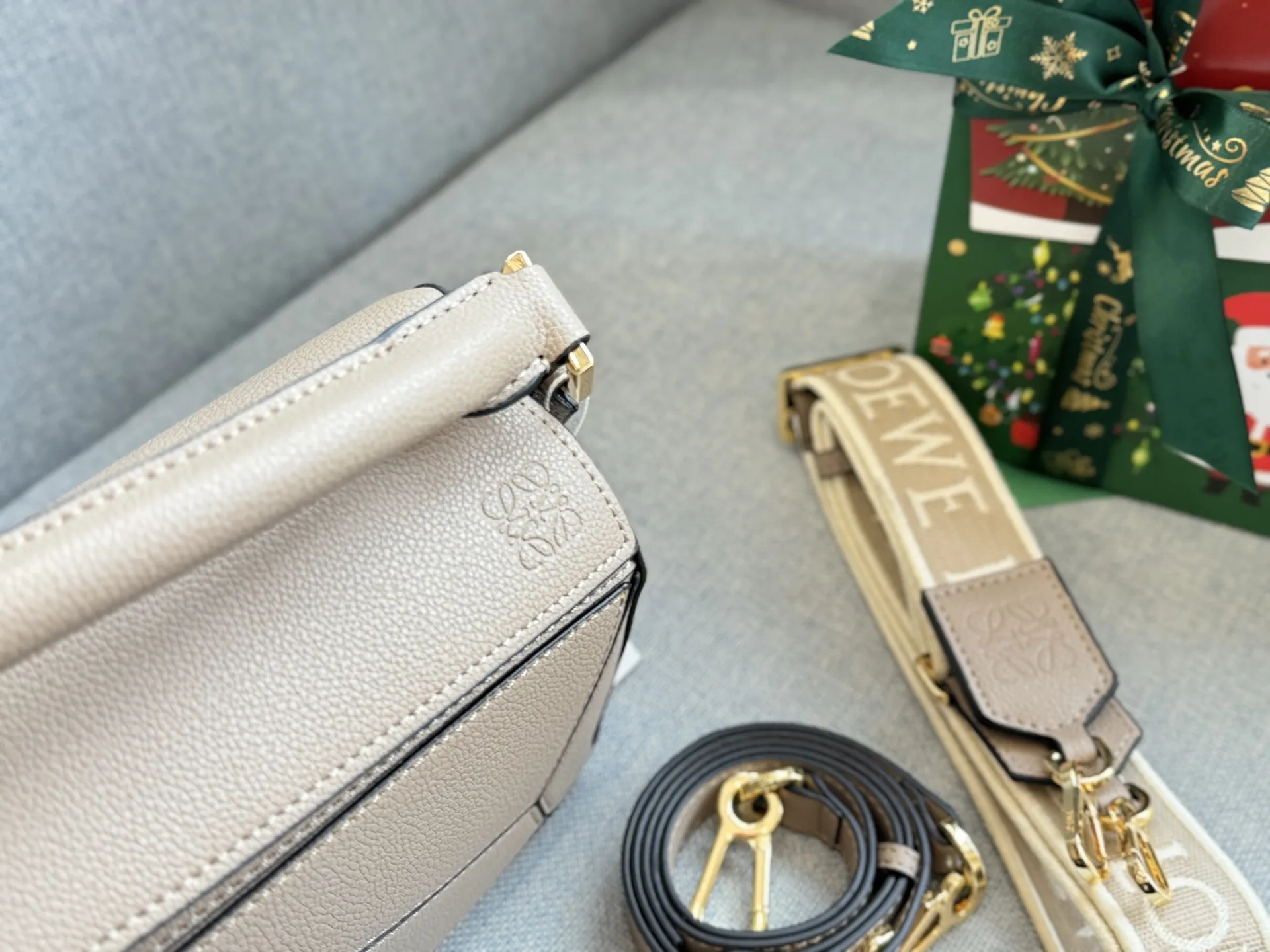 💰230 折叠盒 size：24&times;15 LOEWE罗意威 Puzzle 几何包 拼图包 斜挎手提包 质感超绝的一只！ 柔软轻盈的napa皮 轻松打造随性慵懒的风格 松弛感拉满～ 今夏最精致的小包出现了