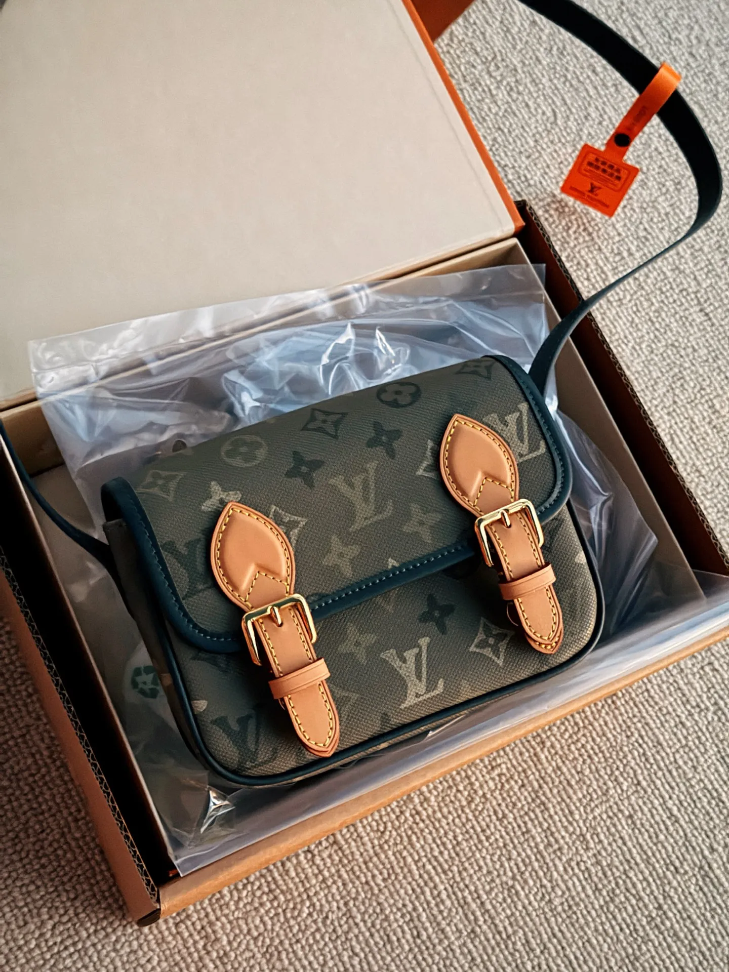 💰200 配盒 全钢五金 size:20*14cm L家 邮差包男包新品! 新款的 绿色Satchel小邮差包 不大不小容量还十分可观!!!自带复古学院气息!很有vintage的感觉!九月份新款买它就够了!!!!