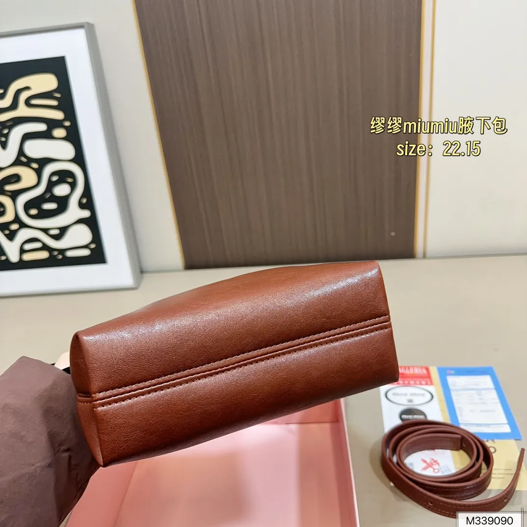 💰115(折叠盒) 尺寸22.15 MiuMiu缪缪腋下包 牛仔的材质随性且休闲! 整体上手非常轻便~ 优雅贵气高级感并存! 颜值爆表很好搭配👏