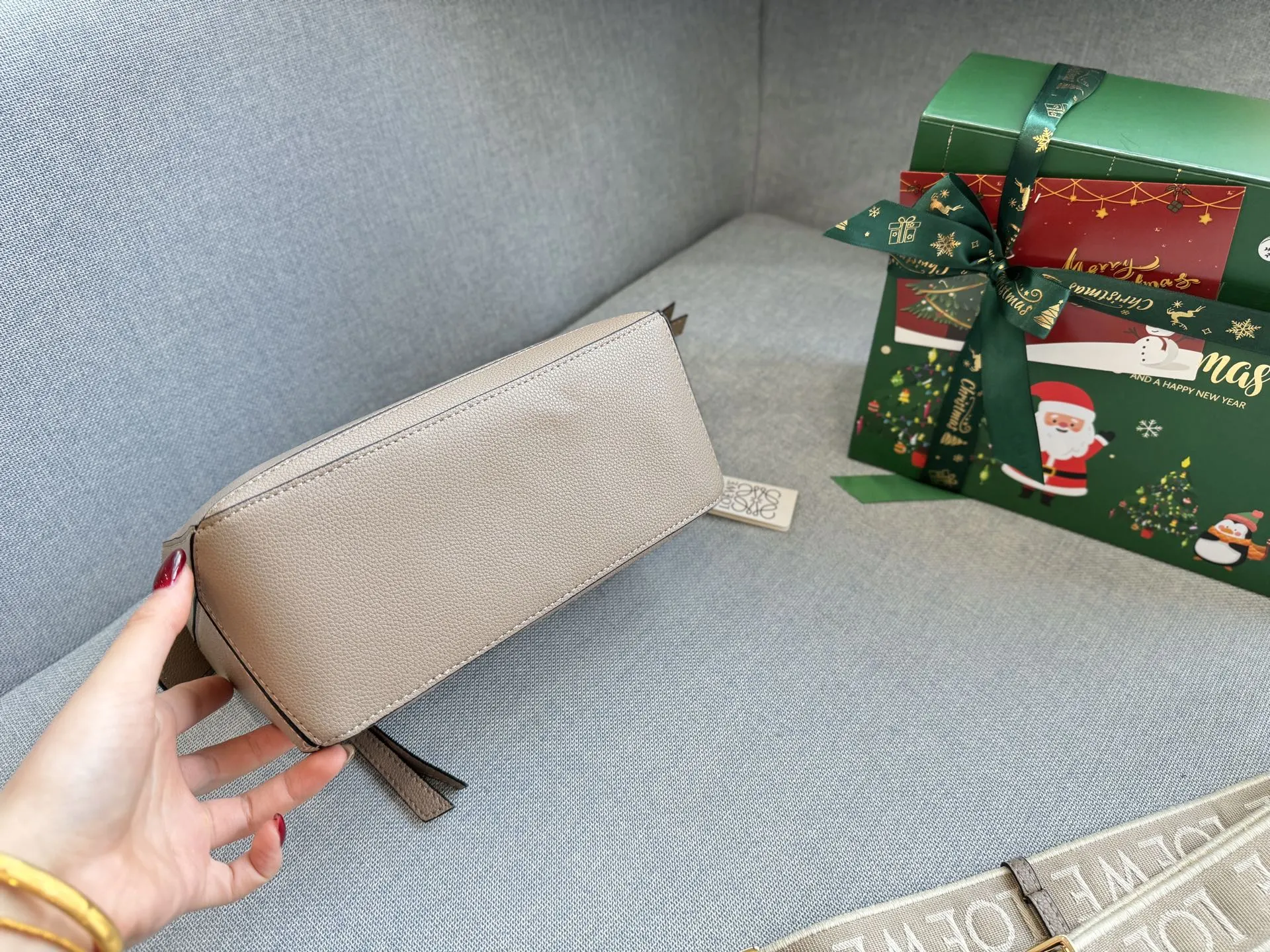 💰230 折叠盒 size:24×15 LOEWE罗意威 Puzzle 几何包 拼图包 斜挎手提包 质感超绝的一只! 柔软轻盈的napa皮 轻松打造随性慵懒的风格 松弛感拉满~ 今夏最精致的小包出现了