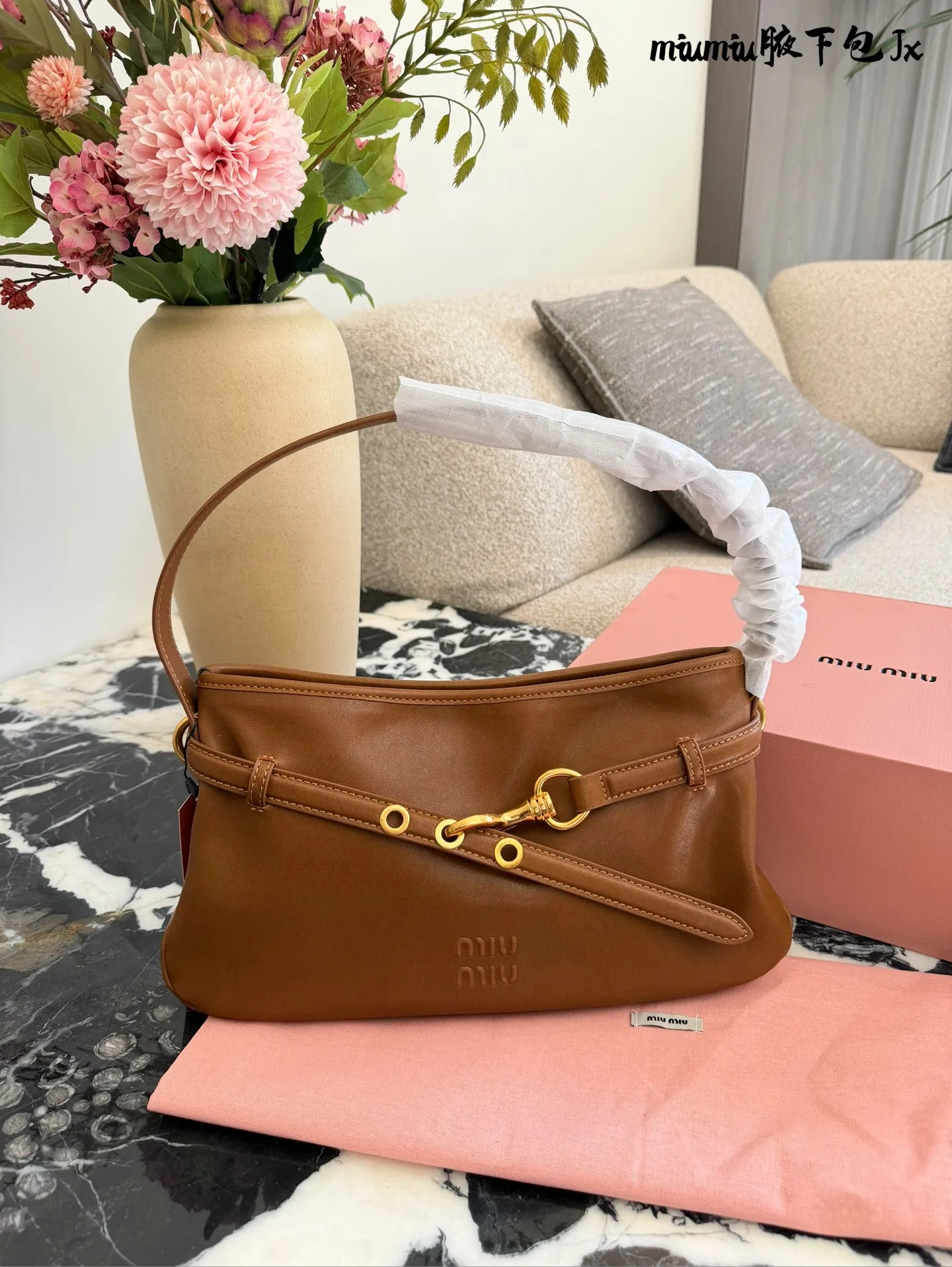 p220 缪缪miumiu新款aventure nappa腋下包 nappa 复古腋下包 又是一个爆款预测!! 33cm配盒子