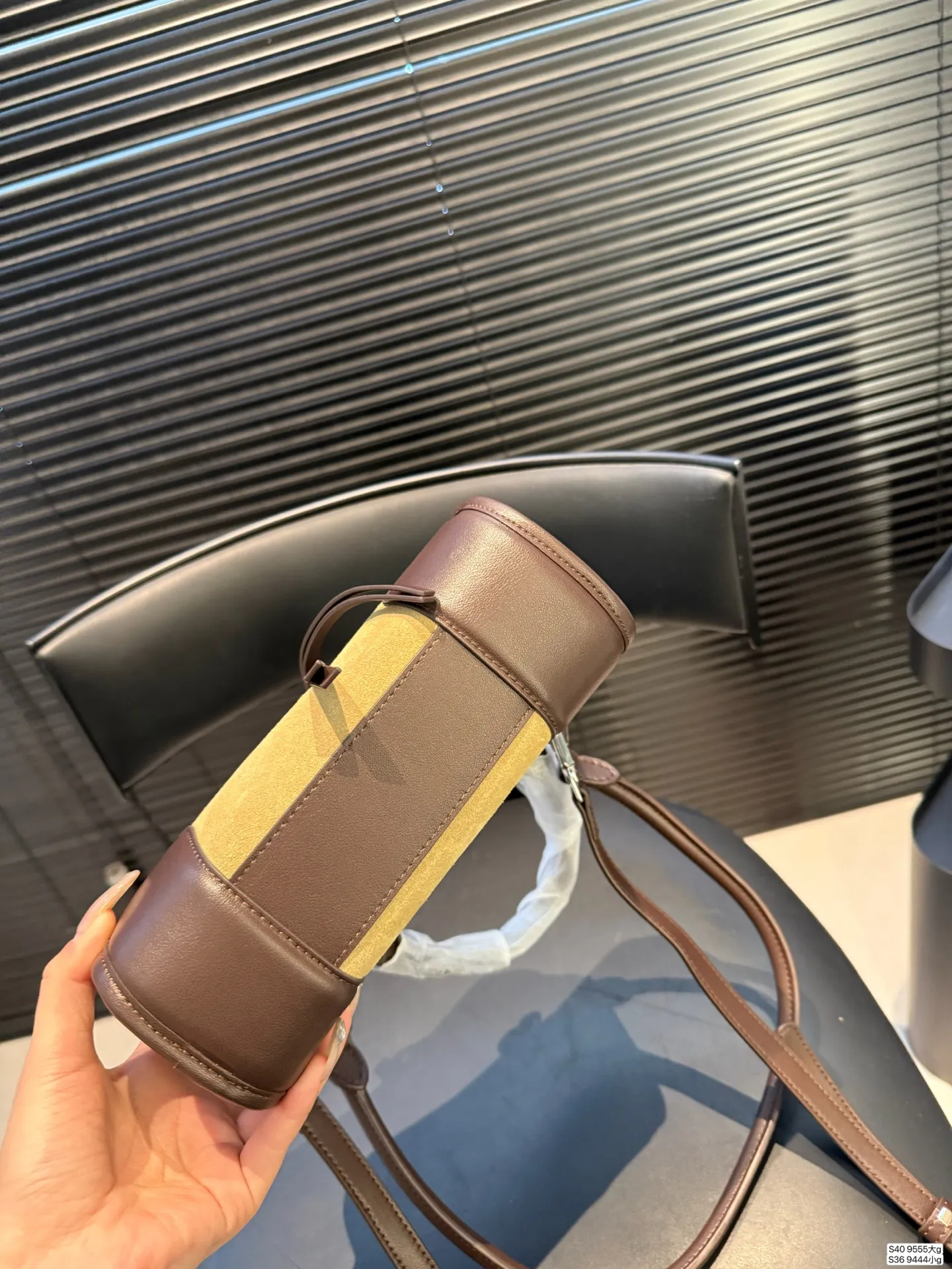 大号P250小号P230 罗意威这只简直太乖了 麂皮包今年冬天简直不要太火 银色loewe小锁也是酷的很 这个还可以加肩带单肩斜挎 一整个就是实用的美包！ 尺寸大25 18小22 12 货号大9555 小9444