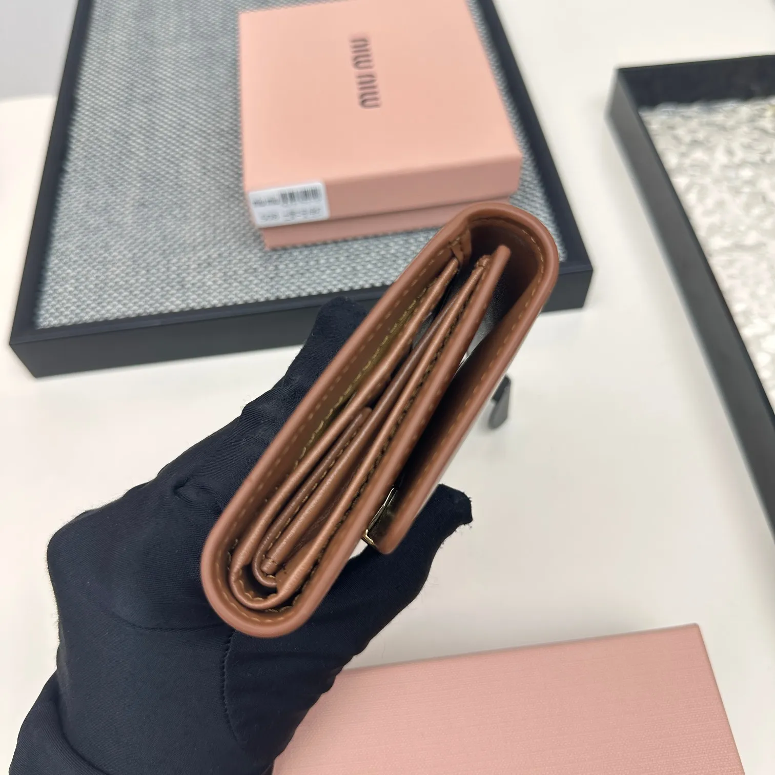 💰115包邮❗ 编号:508 品牌:miu miu 颜色:黑色 粉色 蓝色 红色 棕色 尺寸: 11*8.5*2 说明: miumiu专柜最新款火爆登场!采用头层小羊皮,做工精致, 金属五金Logo 媲美专柜!多功能小钱包卡包,内隔丰富,超级实用!三折钱包卡包👛