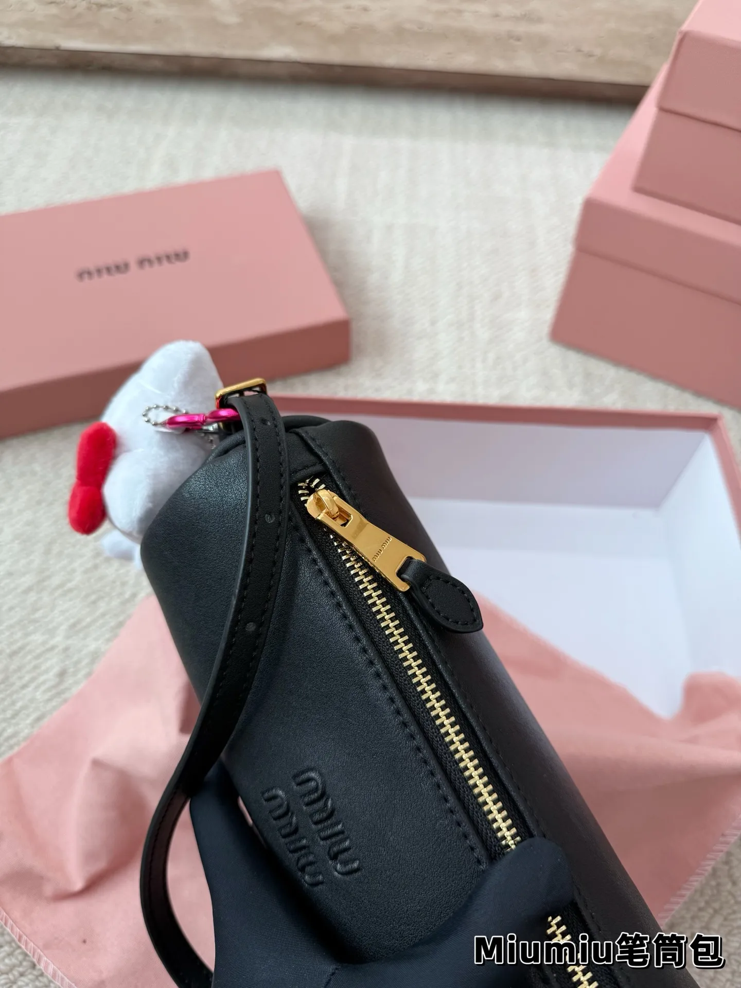 P150 别怪我没提醒❗️MiuMiu最性价比小包包 夏天当然是要背迷你小包包啦! 哪个女孩能抵挡住迷你小笔筒包的诱惑~ 日常好装东西出门的腋下小包👛 小羊皮和翻毛皮都有噢~关键是性价比超高~