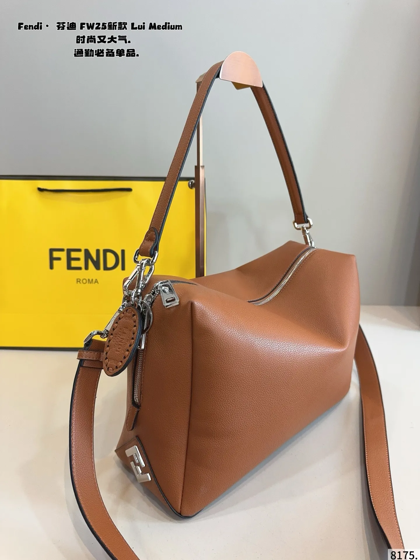 p185 罗意威 FW25新款 Lui Medium 绵密的手感，轻便的包包 很有质感 可盐可甜 上身绝美 无可比拟 是每个追求漂亮的女孩必入单品尺寸：32*12*22cm