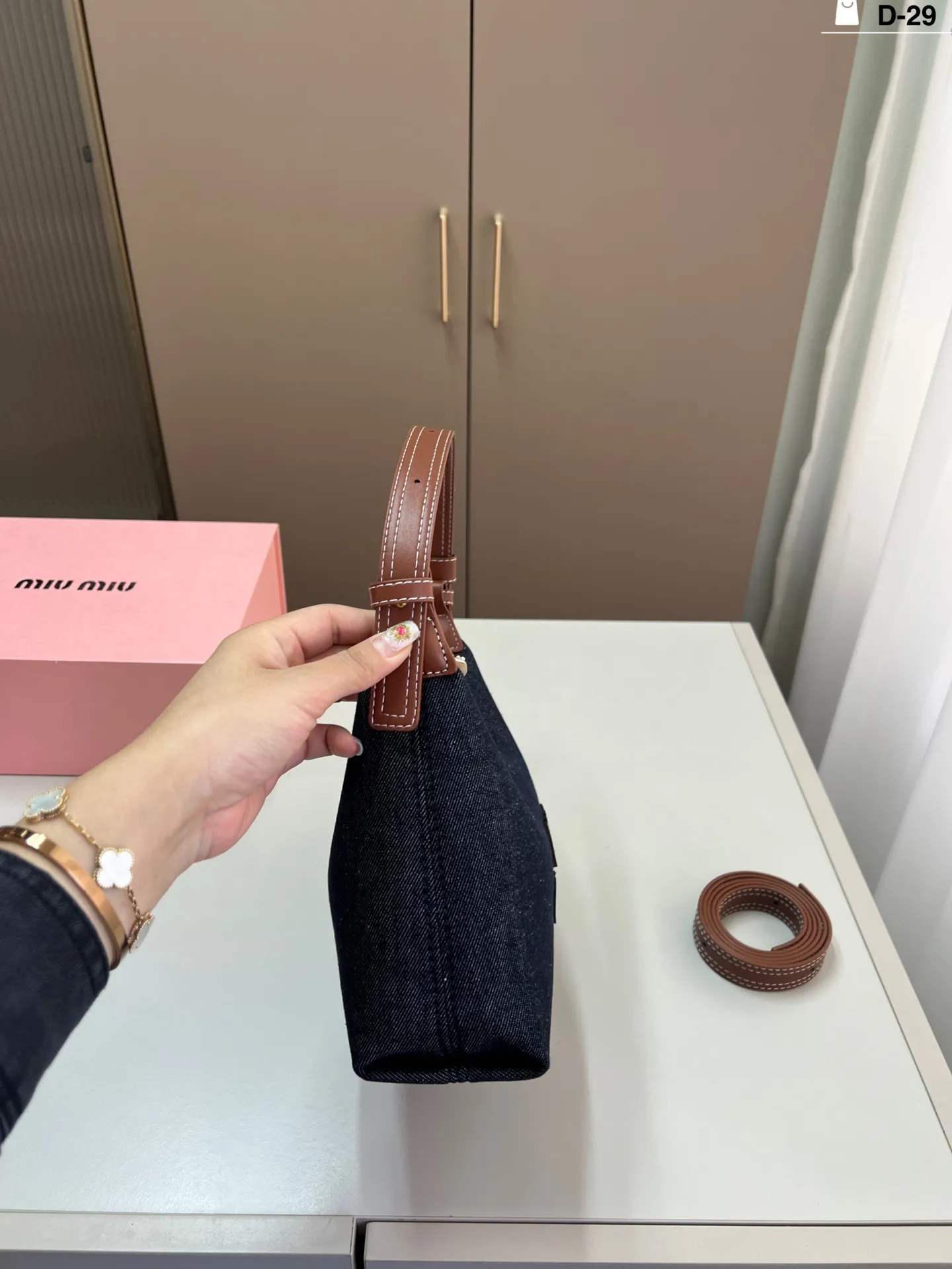 💰p125 miumiu新款速递~牛仔小饭盒是真好看 软软饱饱的又可爱又漂亮！ miu里miu气！可爱的不行啦！ D-29尺寸22&times;16折叠盒