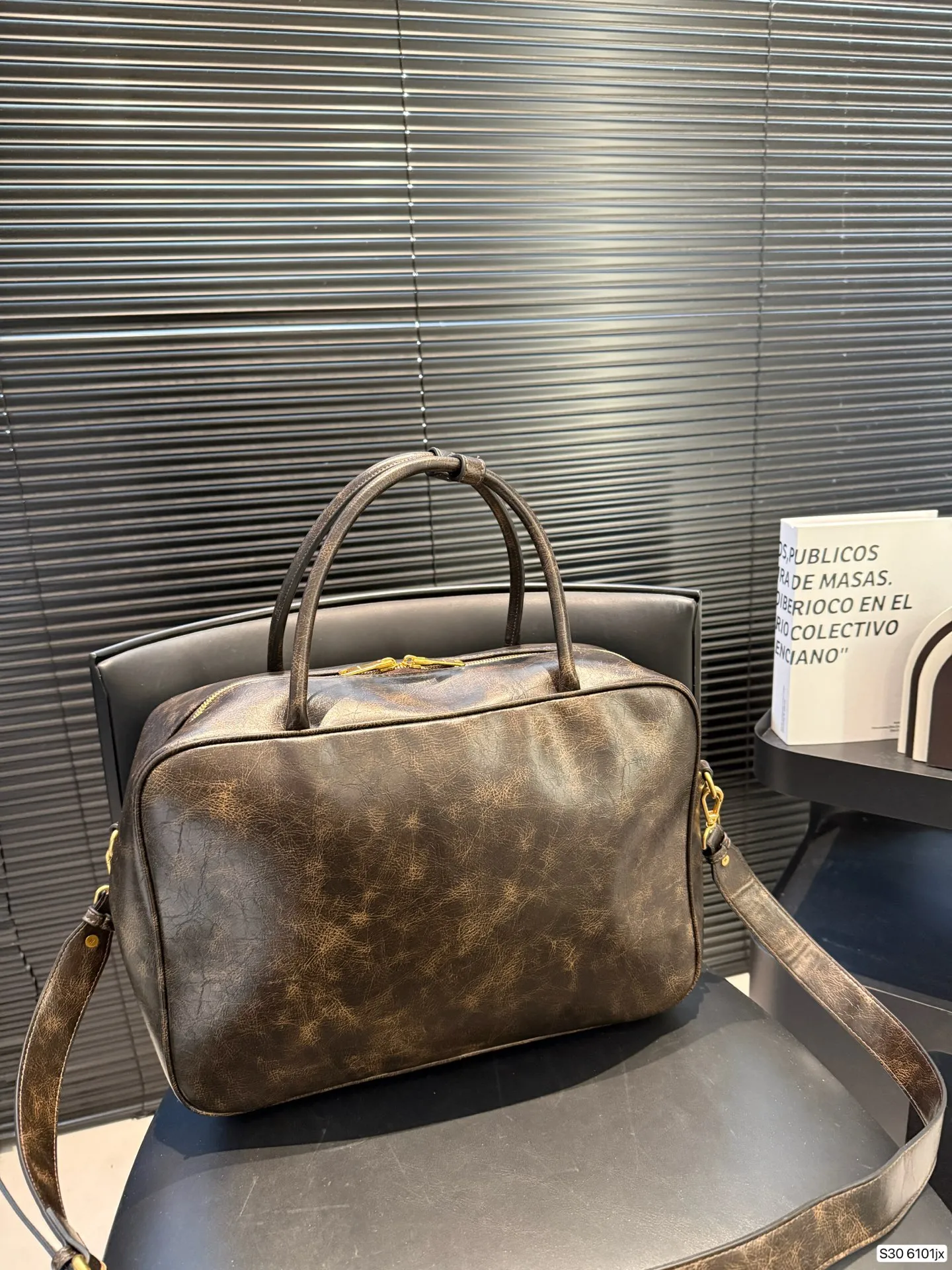 P200 miumiu 保龄球公文包 miumiu 保龄球公文包 质感很高级 容量超级大也很耐用 日常出街背它回头率百分百 就是这种随性慵懒感 尺寸34 23 货号6101