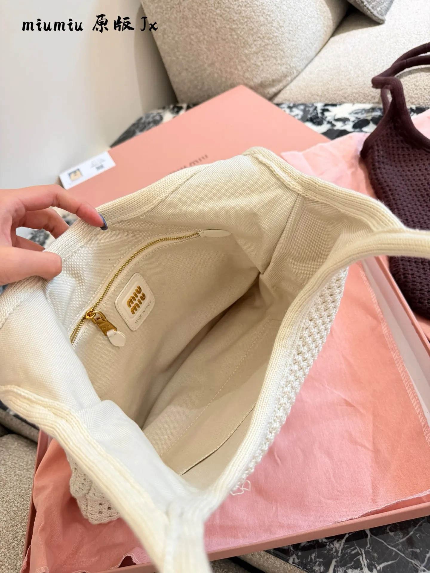 MiuMiu 编织托特👜p240 独特的镂空针织纹理设计，内层帆布衬里，搭配可拆卸帆布小包，可做独立小腋下包或手包使用，多种背法，适合各种搭配，大胆创新的设计完美诠释了 Miu不拘一格，潇洒随性，今年超爆🔥款式，包身非常轻巧，气质随性慵懒，容量超大，上班通勤，外出游玩都是绝佳选择