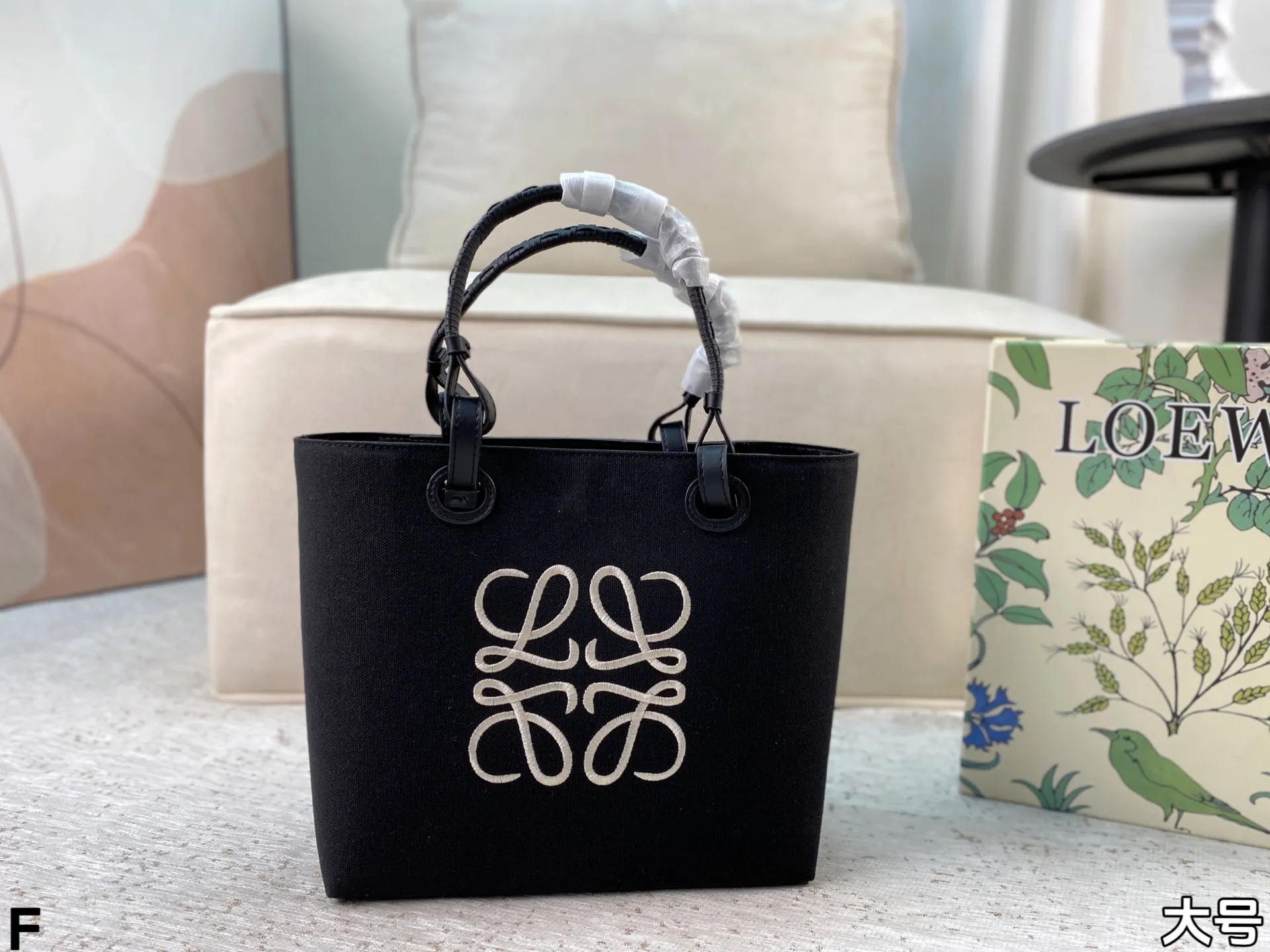 p165/p160 配盒🎁 罗意威Loewe anagram tote背上秒变时髦精 一只装得下全世界的托特 越背越香 能装且百搭不易变形 上班通勤或者日常搭配都很好!尺寸:27*25/23*22