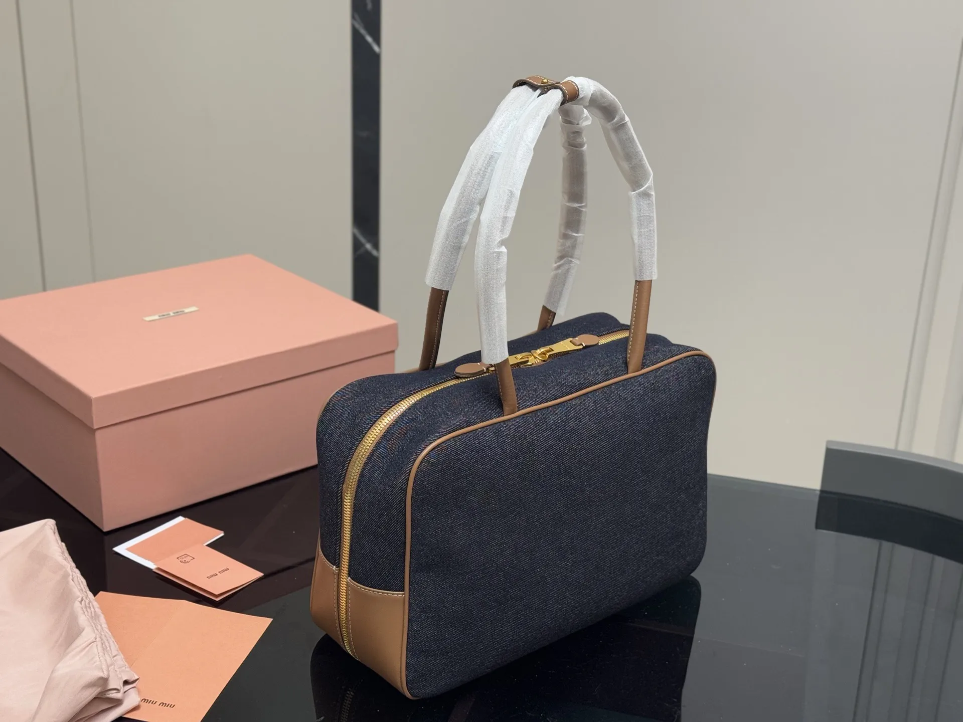 ¥195 无盒 size:35*22cm miumiu保龄球/公文包/ Miu又来抢钱了新款帆布公文包 来咯 ! 背起来都很nice 哦 可手拎也可斜挎! 出场就是miumiu小公主!