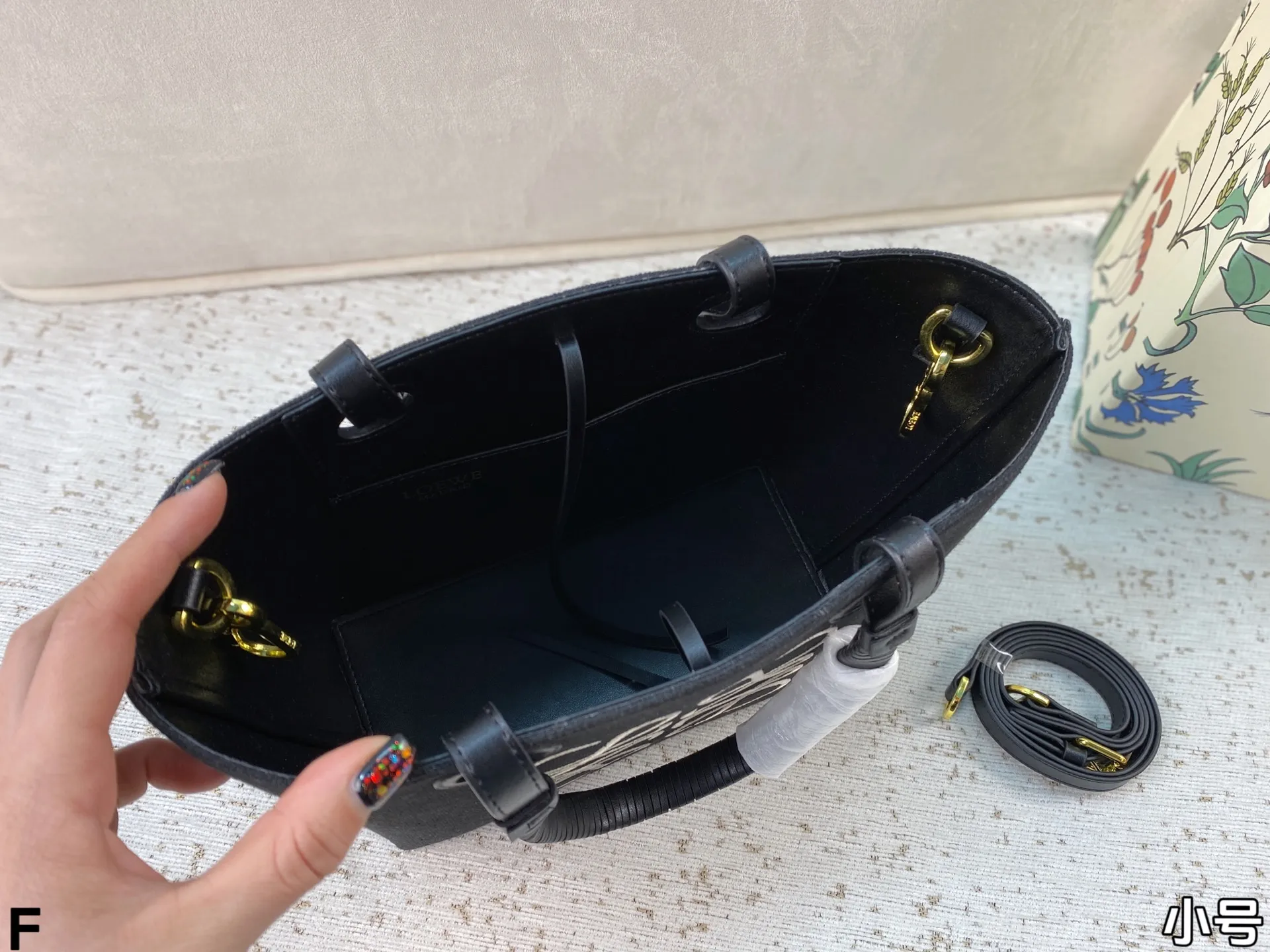 p165/p160 配盒🎁 罗意威Loewe anagram tote背上秒变时髦精 一只装得下全世界的托特 越背越香 能装且百搭不易变形 上班通勤或者日常搭配都很好!尺寸:27*25/23*22