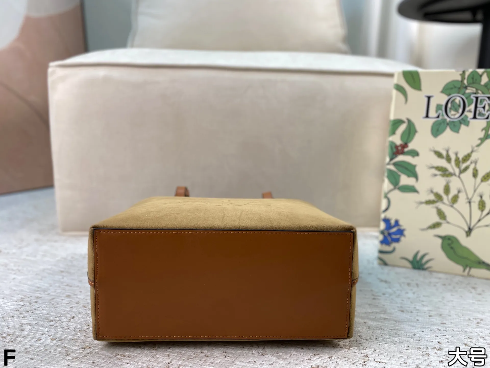 p165/p160 配盒🎁 罗意威Loewe anagram tote背上秒变时髦精 一只装得下全世界的托特 越背越香 能装且百搭不易变形 上班通勤或者日常搭配都很好！尺寸：27*25/23*22