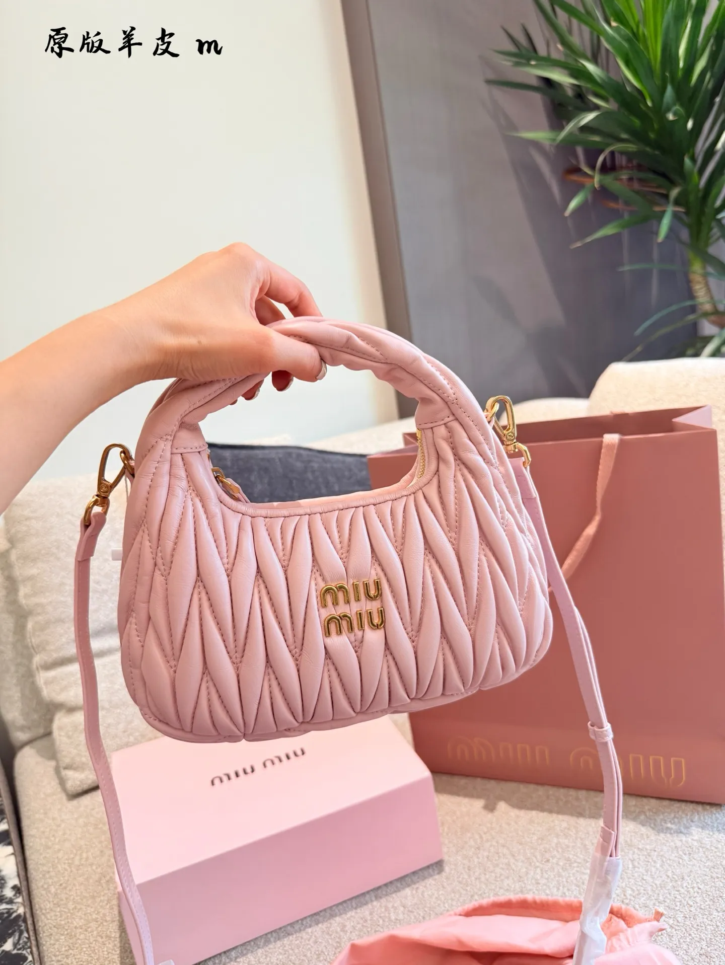 p240羊皮hobo月牙包 红红火火恍恍惚惚缪缪出街啦~ 芜湖~好看的缪缪miumiu小号hobo 小号是专柜里卖得最好的的尺寸,容量大小合适,轻 经典的褶皱羊皮, 软软的好有质感 搭配衣服真的吼吼看~一秒时尚感千金风拉满红色也很显眼,好多场合都可以搭配 张元英同款~~~ #miumiu包#miumiu包 #美包23cm折叠盒包装