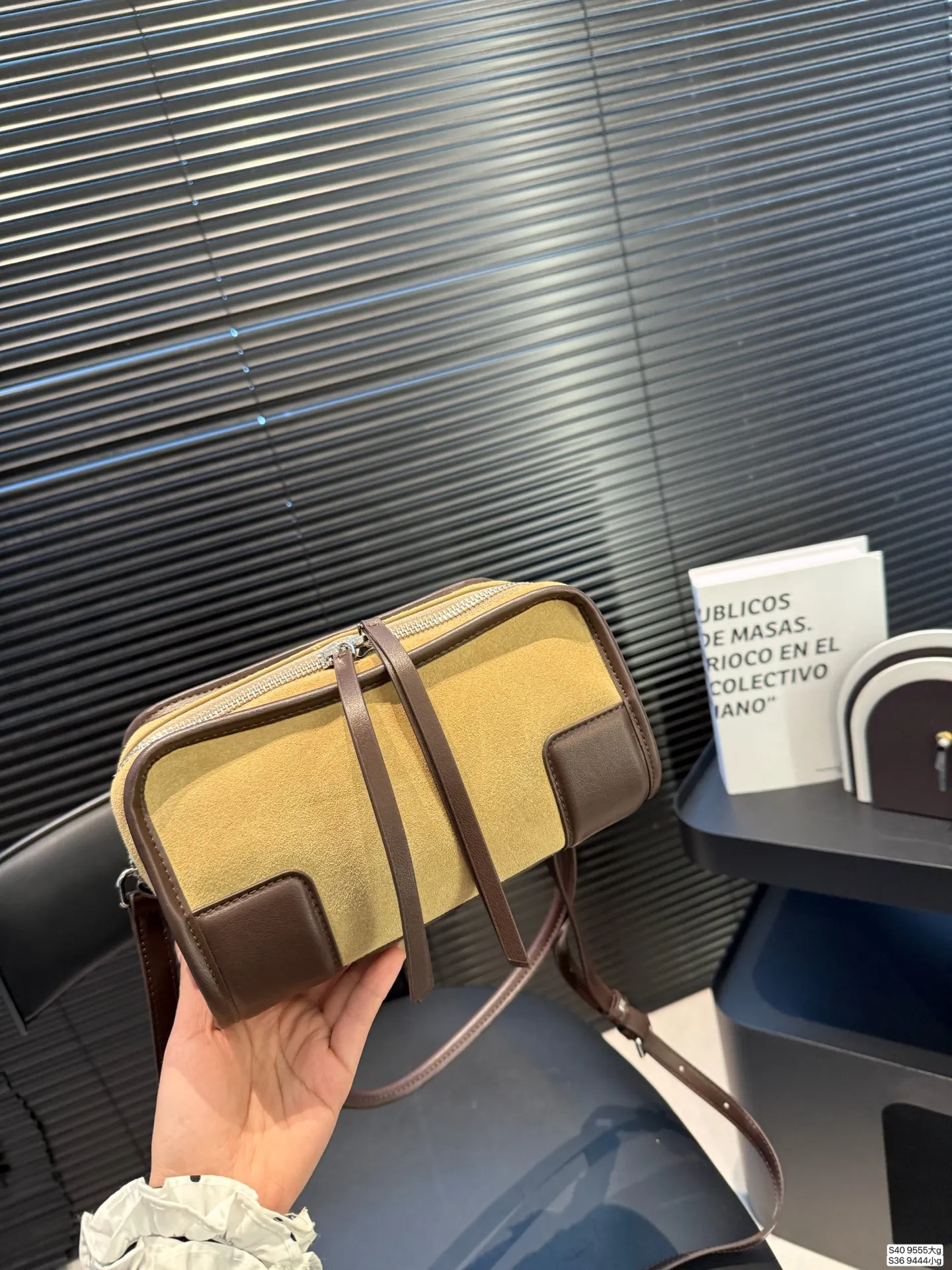 大号P250小号P230 罗意威这只简直太乖了 麂皮包今年冬天简直不要太火 银色loewe小锁也是酷的很 这个还可以加肩带单肩斜挎 一整个就是实用的美包! 尺寸大25 18小22 12 货号大9555 小9444