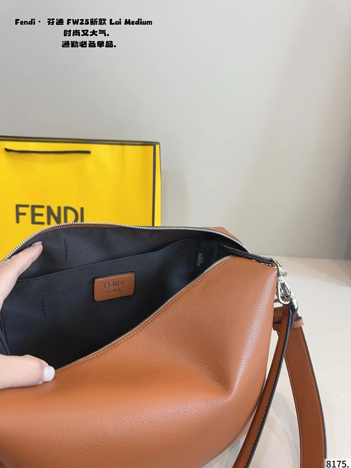 p185 罗意威 FW25新款 Lui Medium 绵密的手感,轻便的包包 很有质感 可盐可甜 上身绝美 无可比拟 是每个追求漂亮的女孩必入单品尺寸:32*12*22cm