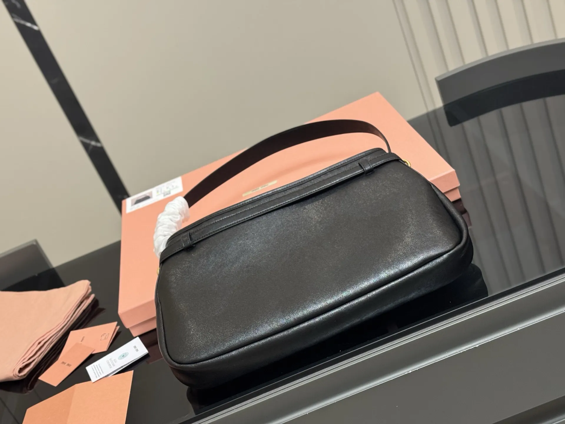 ¥195 ¥200 配盒 Size:34cm 40cm Miumiu2025春夏系列包袋, 包包依旧吸引人~ 隔着屏幕都能感受到皮质的细腻巨巨巨高级感~ aventure nappa腋下包石楠木色看似平平无奇却意外的好搭