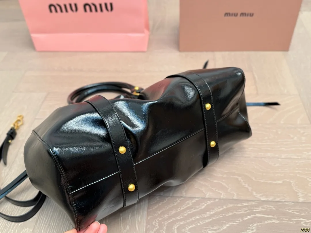 ¥190 缪缪MIUMIU手提包 旅行出差旅游带它超方便 超级抢眼 爱了爱了 真是叫人无法抗拒 又美又能装! 尺寸33 23